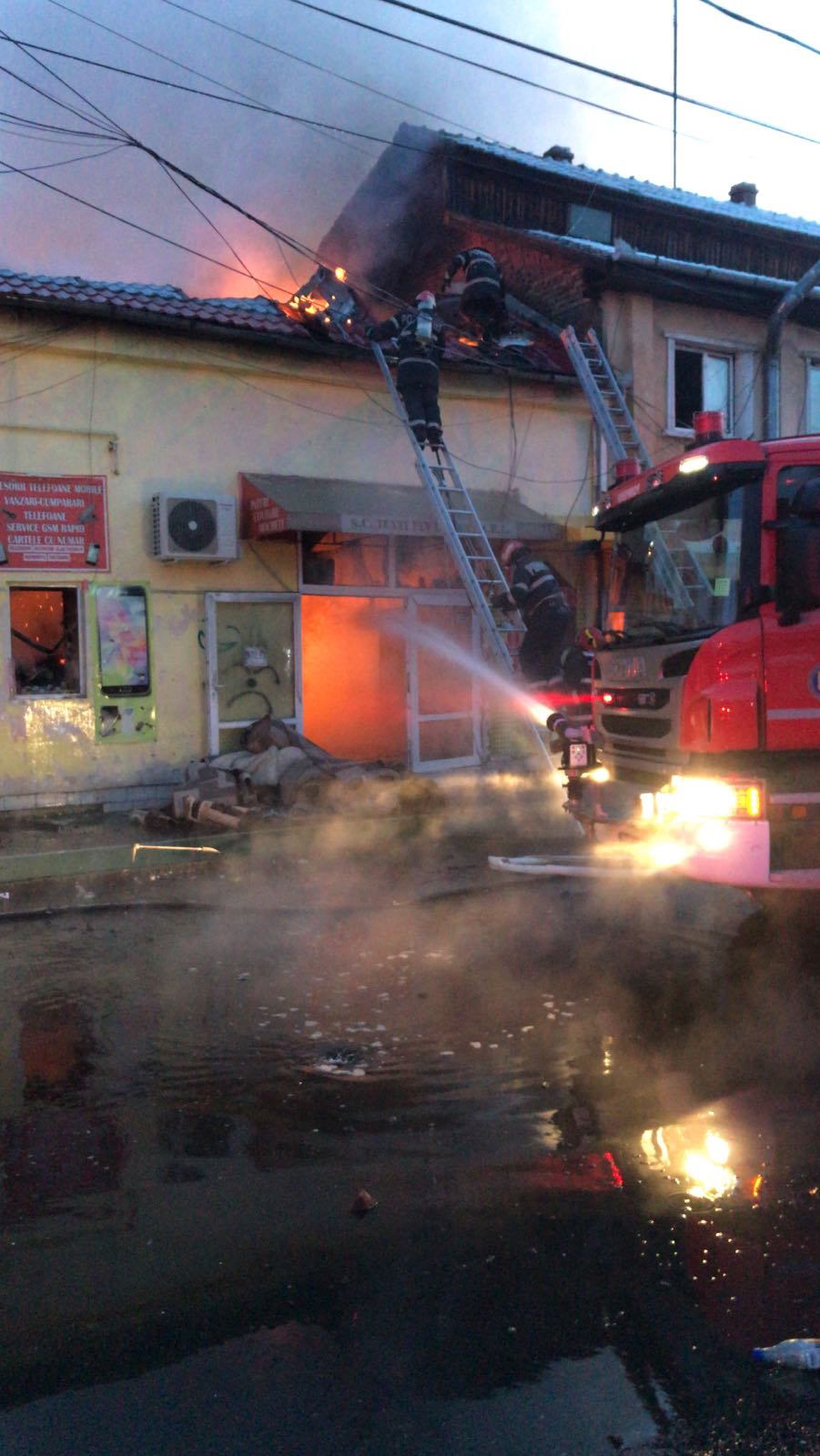 UPDATE | Incendiu puternic la două spații comerciale din Timișoara. O persoană a murit. FOTO