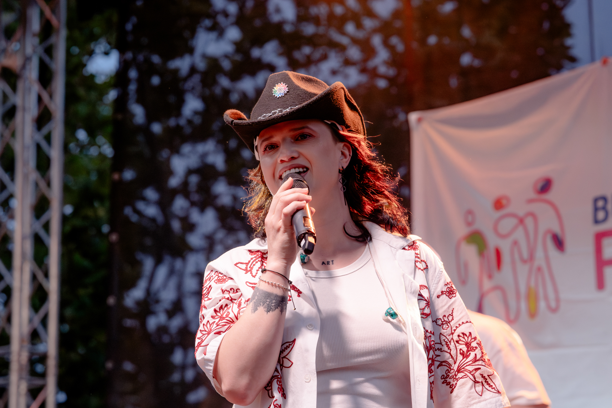 Cine e vedeta care a realizat un moment memorabil la Bucharest Pride 2025. A ieșit din… dulap, direct pe scenă