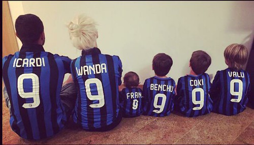 Un student român îi face ghetele lui Mauro Icardi, starul argentinian de la Inter Milano! Octavian Graure îi desenează și îi personalizează adidașii atacantului. Antonia, printre clienții săi