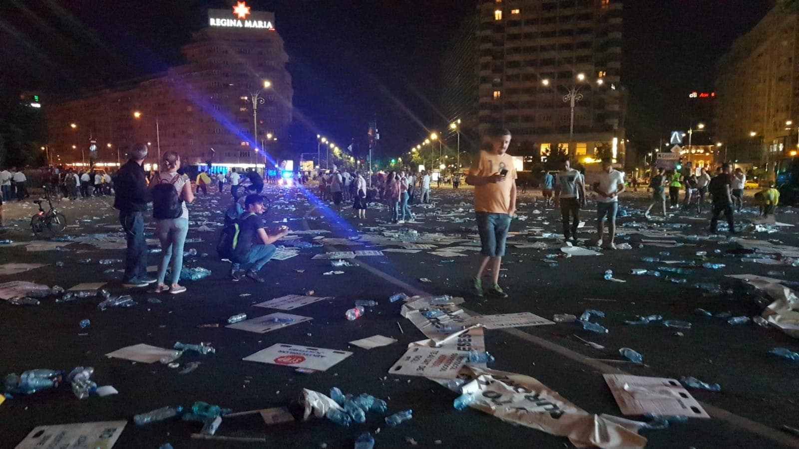 Cum răspunde Gabriela Firea după imaginile cu gunoaiele rămase în Piața Victoriei, la finalul mitingului PSD