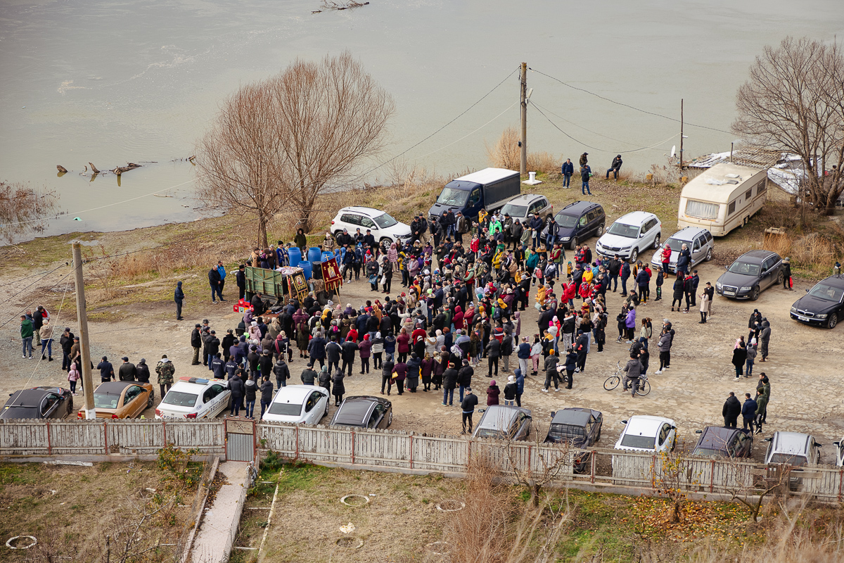 REPORTAJ Boboteaza pe malul Dunării, în comuna Ostrov: procesiune la debarcader, concurs de prins crucea și curse de cai