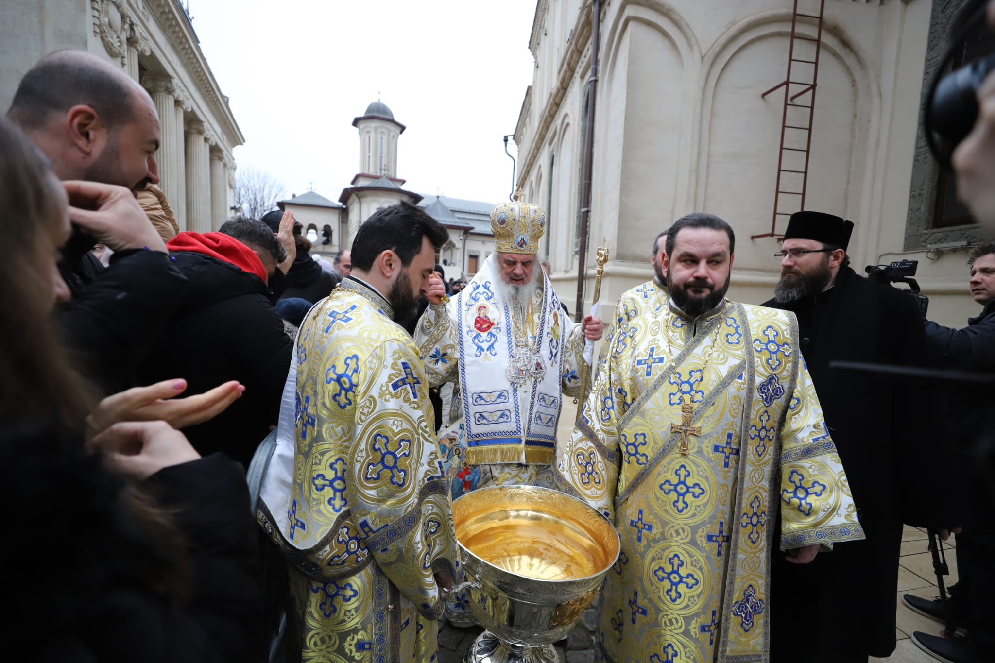 10.000 de litri de Agheasmă Mare au fost împărțiți la slujba de Bobotează de la Catedrala Patriarhală din București