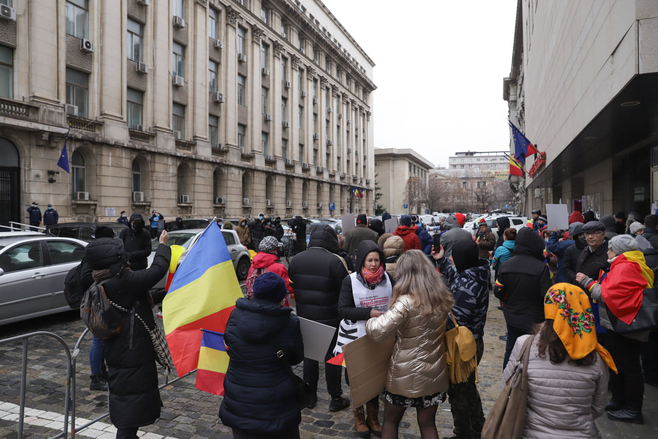 Protest în fața Ministerului Sănătății împotriva măsurilor anti-COVID. Manifestanții îi cer demisia lui Rafila