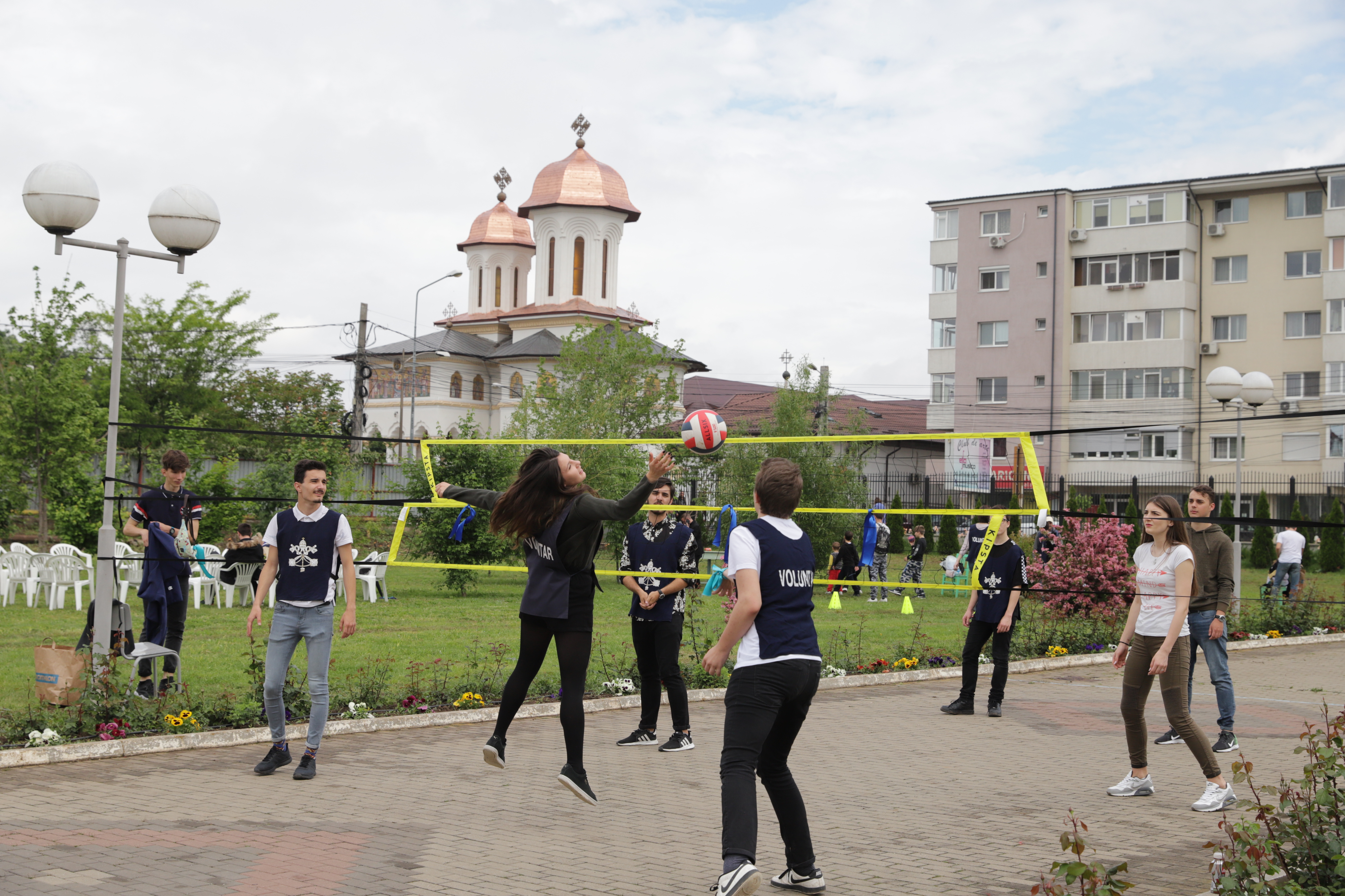 REPORTAJ/ Vată de zahăr, cântece și preoți la cratiță, în așteptarea Papei! La Mănăstirea Sfânta Agnes, din Popești-Leordeni, credincioșii catolici au intrat în atmosfera festivă a vizitei Suveranului Pontif