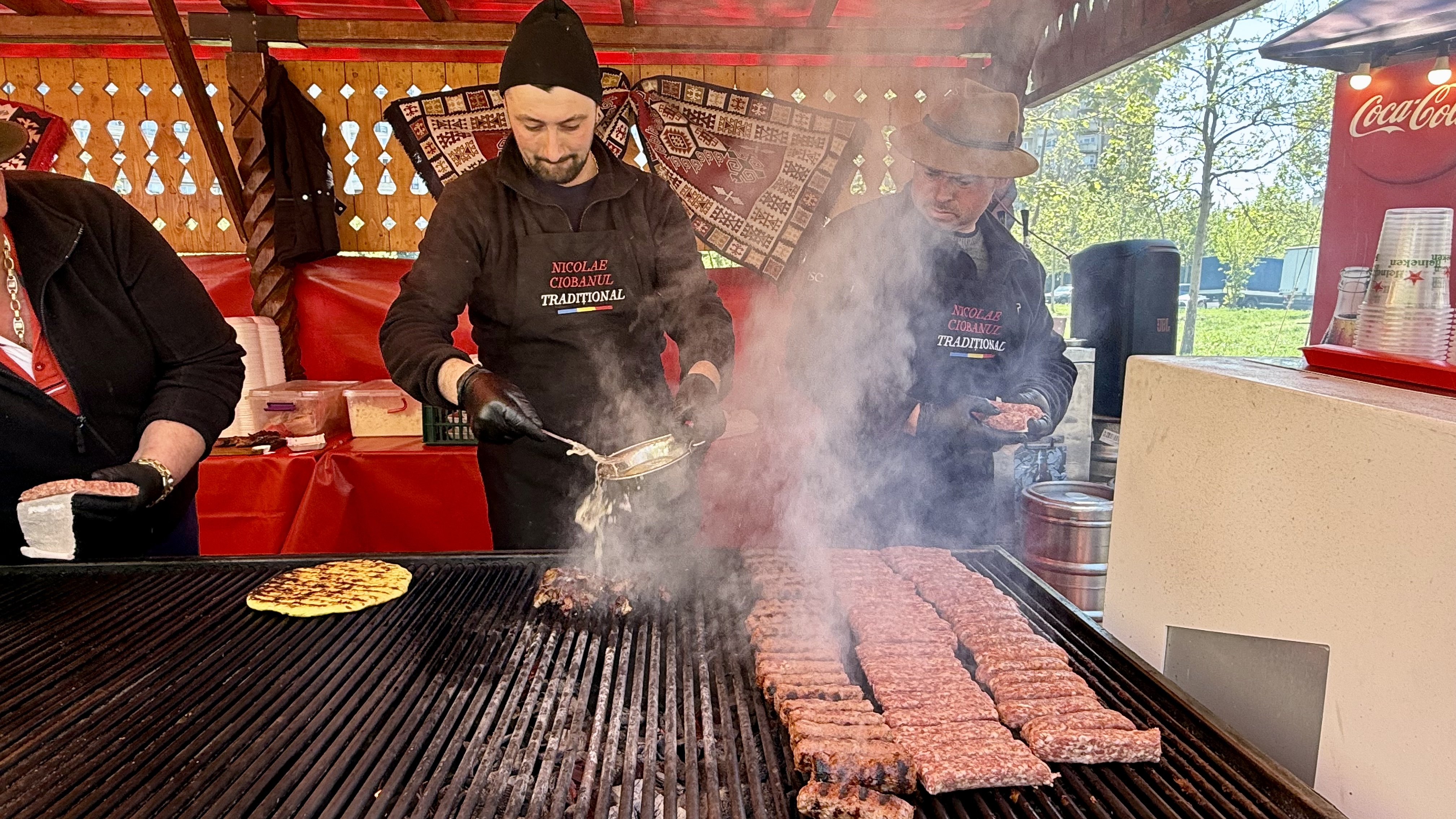Cozi la mici de 1 Mai. Cum s-a transformat rondul din Piața Alba Iulia într-un uriaș grătar în aer liber