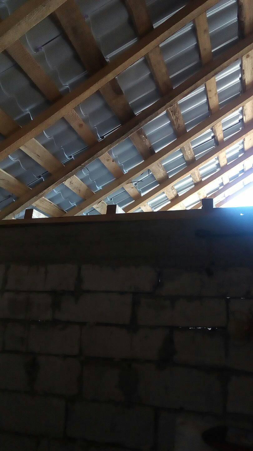 REPORTAJ/Despre sărăcie și lupta pentru fiecare zi. Povestea unei cămăruțe luminate de șase suflete și-o lumânare|FOTO