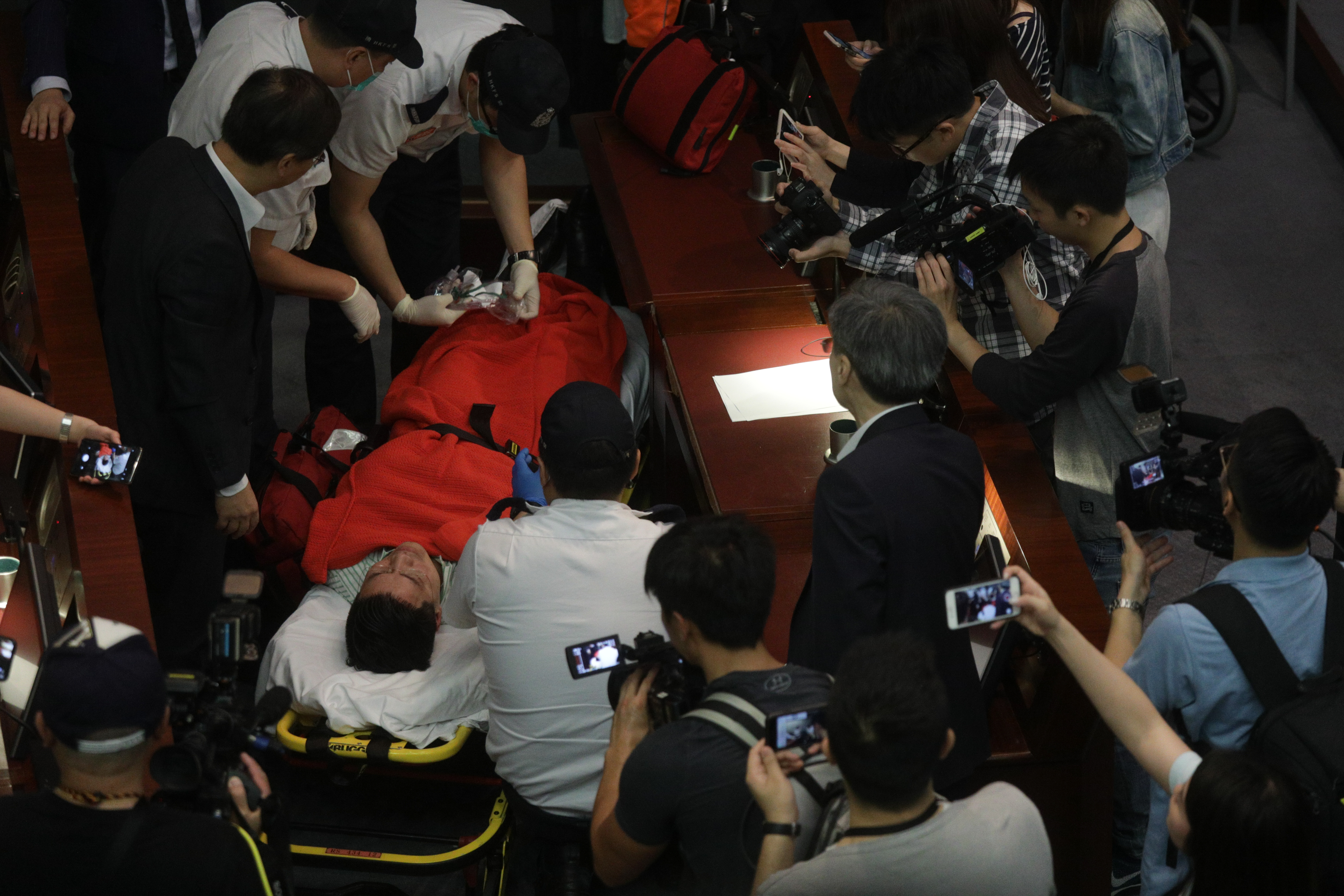 Bătaie în Parlamentul din Hong Kong. Mai mulți deputați au fost răniți / FOTO&VIDEO