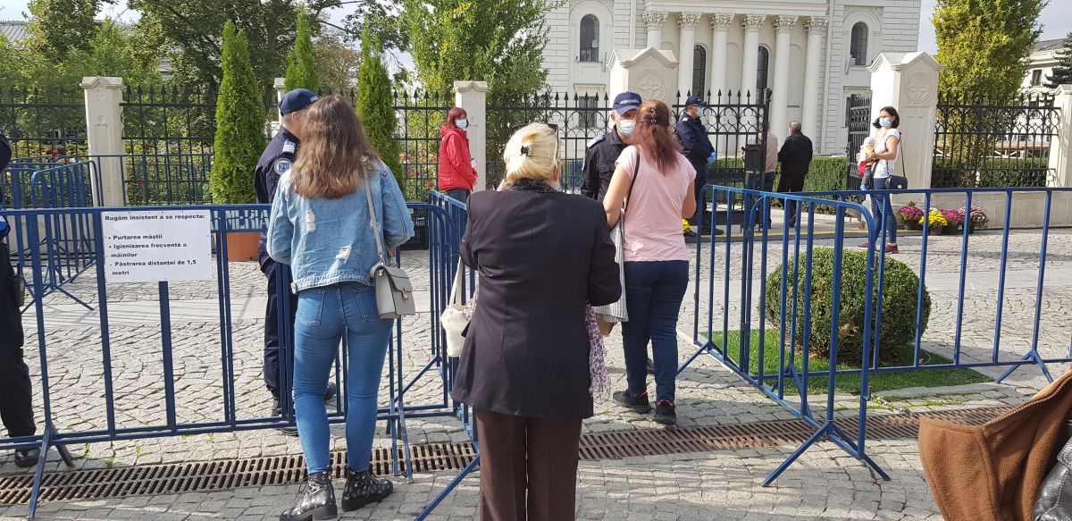 În pandemie, pelerinii Sfintei Parascheva se roagă doar cu buletinul și speră la vremuri mai bune. “N-am văzut niciodată așa ceva!”