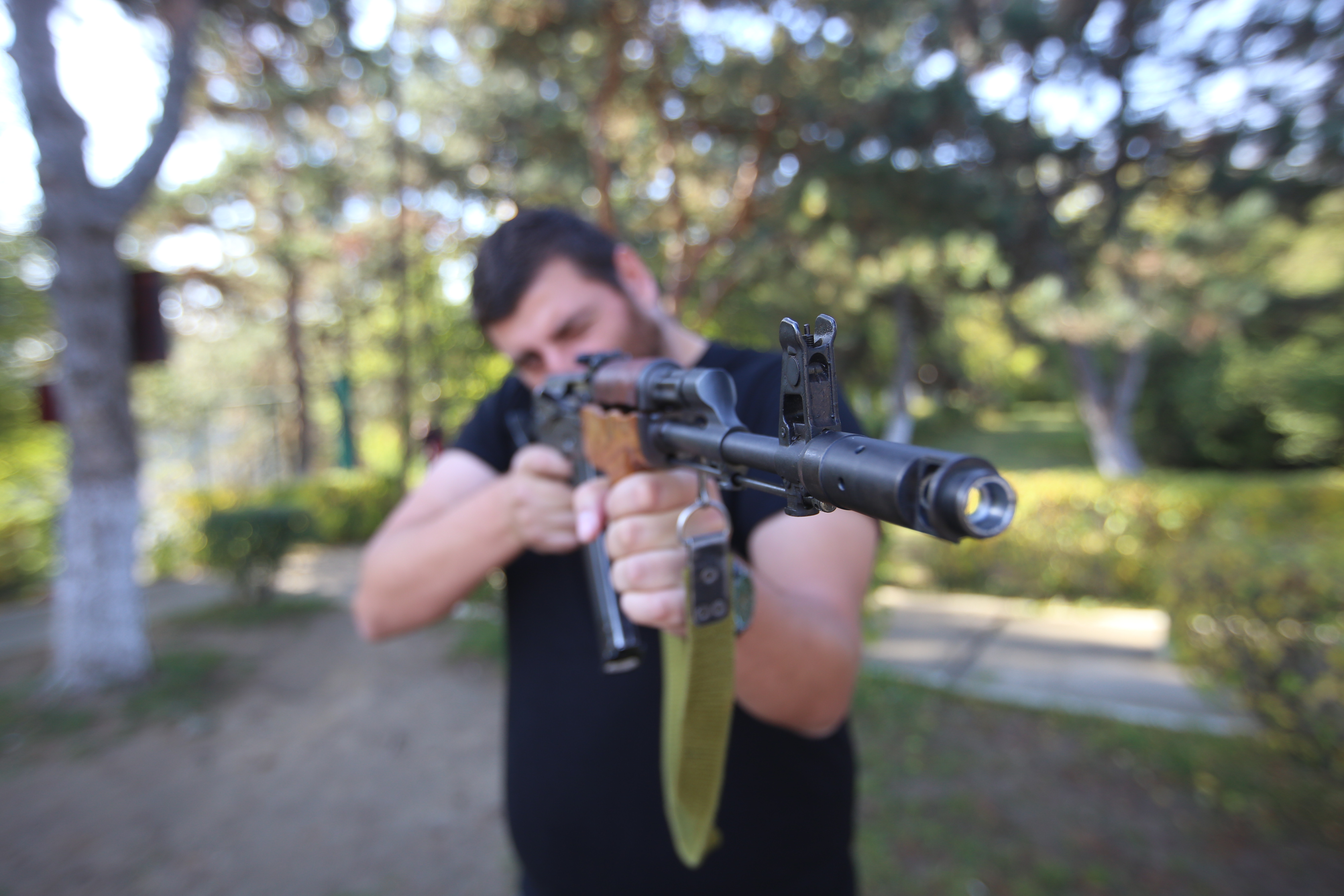 VIDEO | Reportaj cu arma-n mână. Am testat mitraliera NATO și pistolul pentru luptă urbană