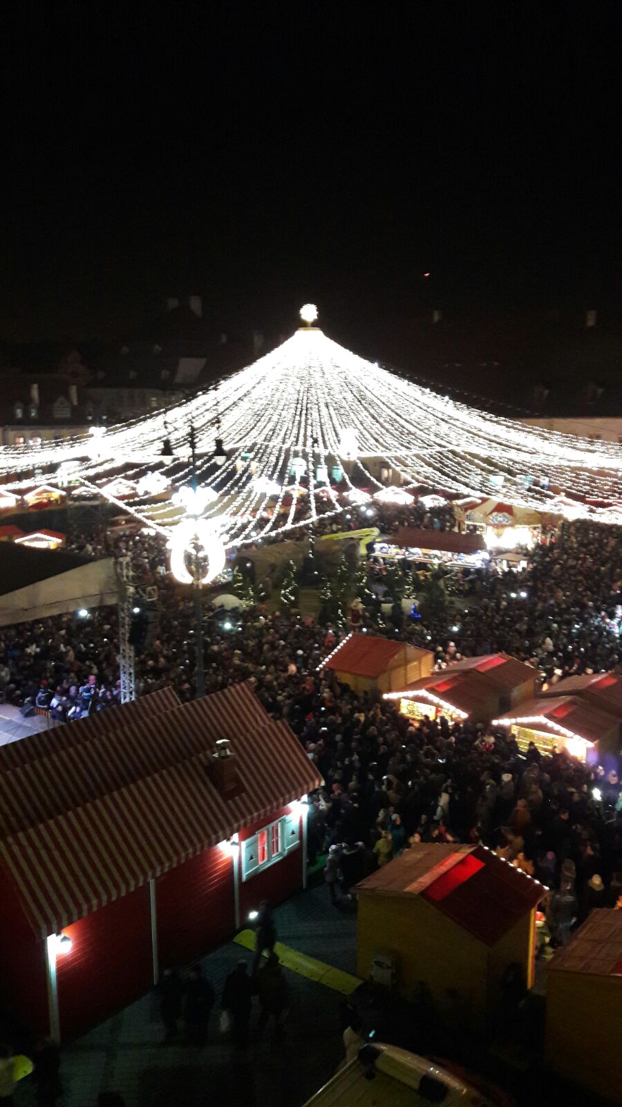 Peste 10.000 de oameni au fost prezenți la deschiderea Târgului de Crăciun din Sibiu | GALERIE FOTO