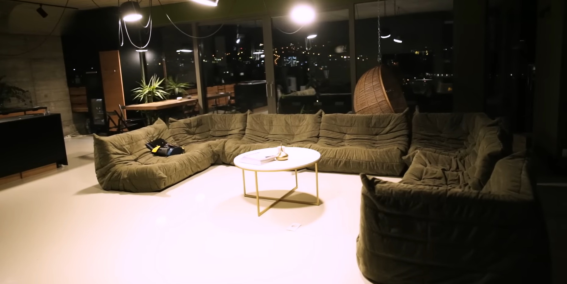 Imagini cu apartamentul în care locuiește Alina Ceușan cu familia, la Cluj-Napoca. Mobila e făcută de tatăl ei