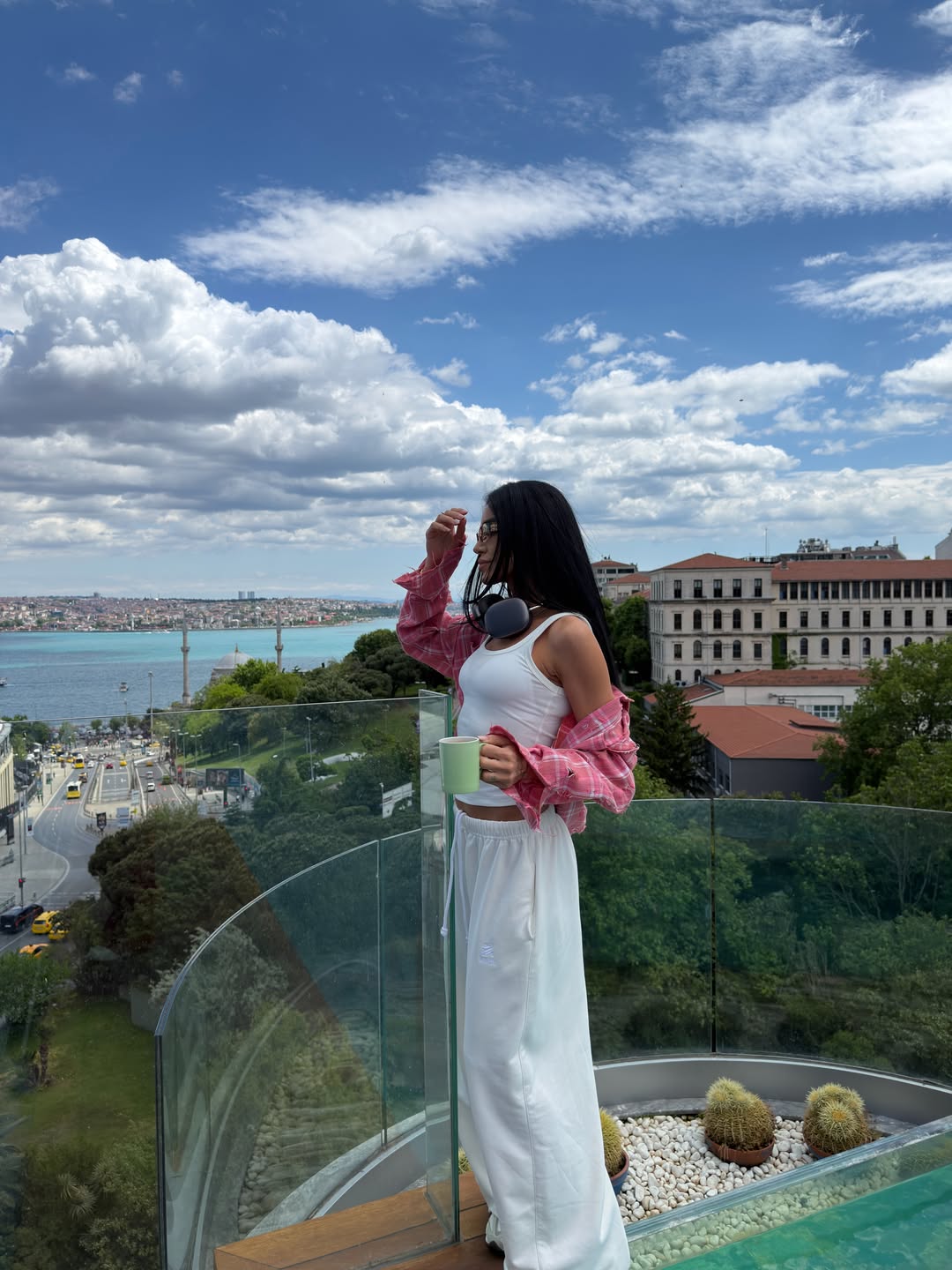 Cum au apărut Adelina Pestrițu și Ioana, soția lui Gabi Tamaș, la concertul lui Kanye West din Istanbul. Au stat doar 48 de ore în Turcia