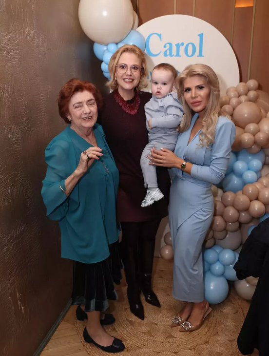 Raluca Moianu i-a tăiat moțul nepoțelului ei. Ce a ales Carol de pe tăviță. „Nașul Dan Alexa ne-a spus că a făcut cea mai bună alegere”