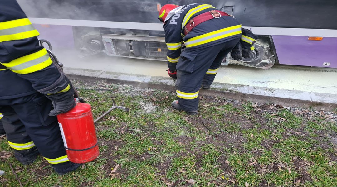 Un tramvai plin cu călători a luat foc în mers, la Timișoara. Anul trecut, mai multe astfel de tramvaie au rămas blocate pe șine | VIDEO