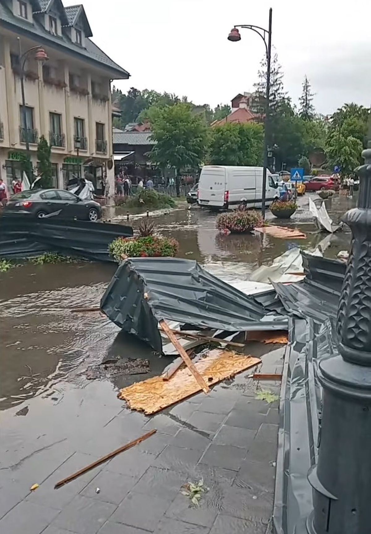 Prăpăd la Sinaia. Cel puțin nouă persoane transportate la spital, dintre care una în stare critică, în urma unei furtuni violente