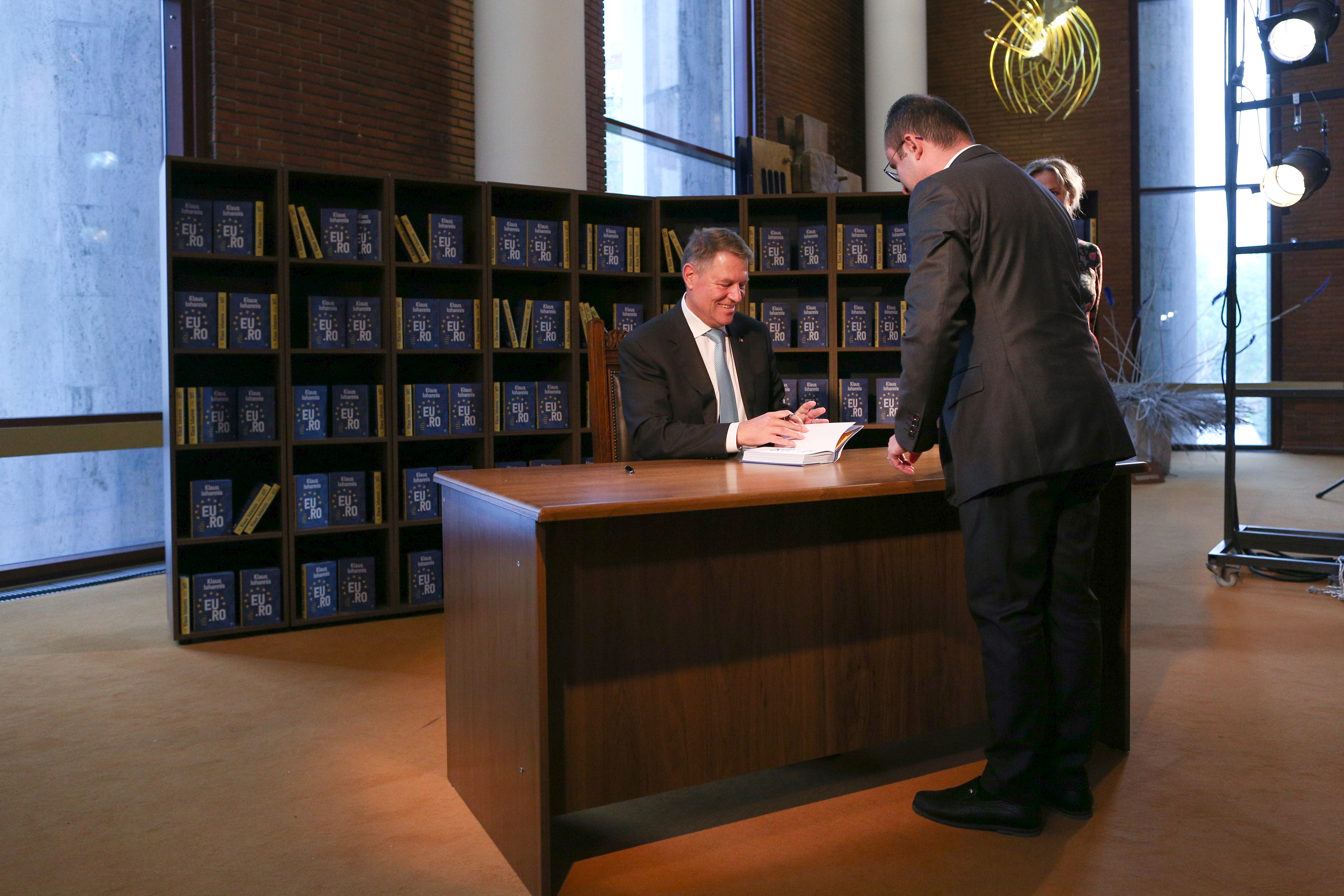 Klaus Iohannis şi-a lansat a treia carte, a criticat PSD și Guvernul ”antieuropene” și a atenționat asupra extinderii analfabetismul. ”Avem, din păcate, şi persoane publice care au dificultăţi în a exprima o idee într-o frază coerentă”