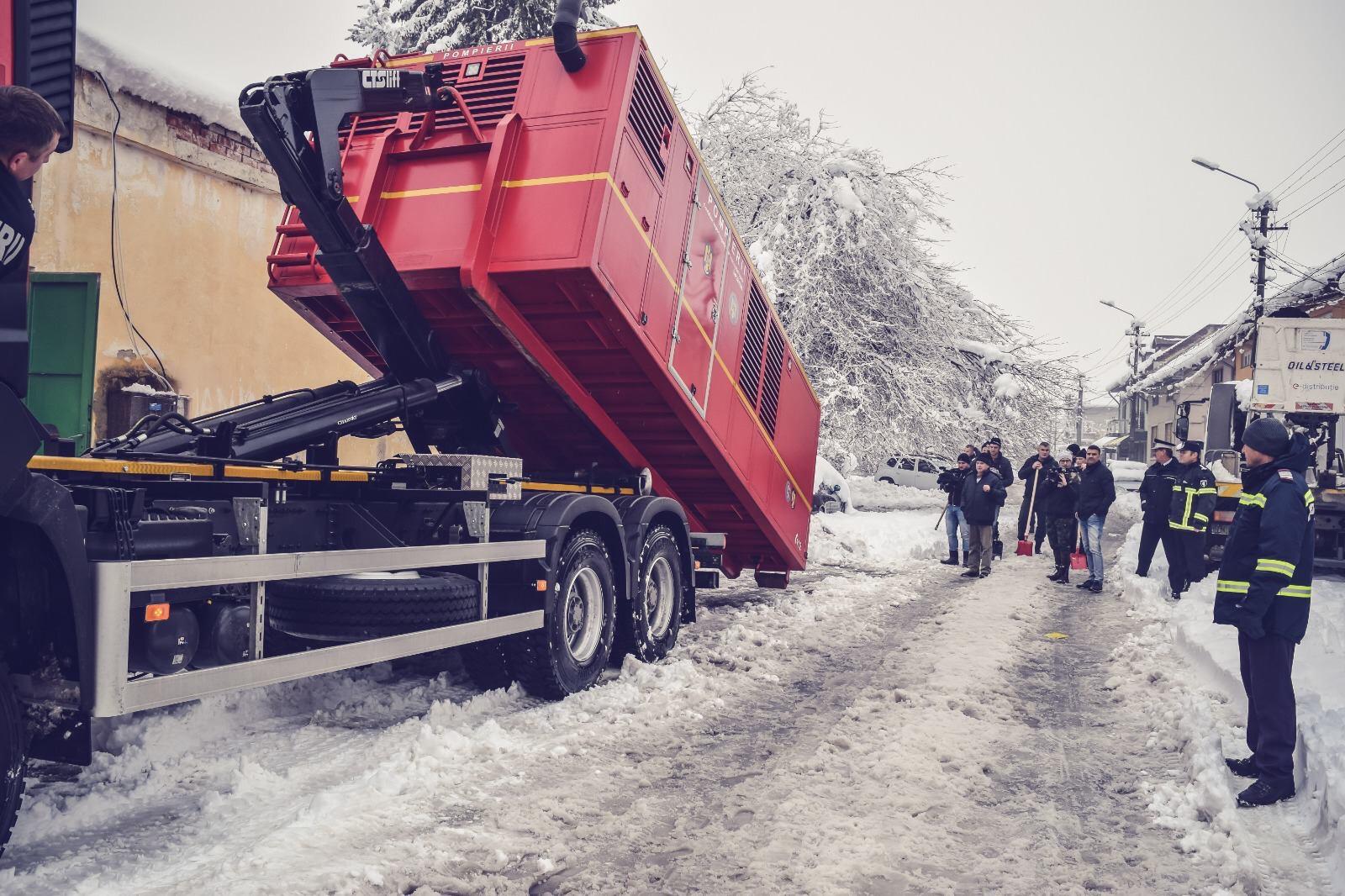 UPDATE | Zeci de localități au rămas fără curent electric din cauza vremii severe. MAI a anunțat că 78.480 de locuințe sunt în această situație
