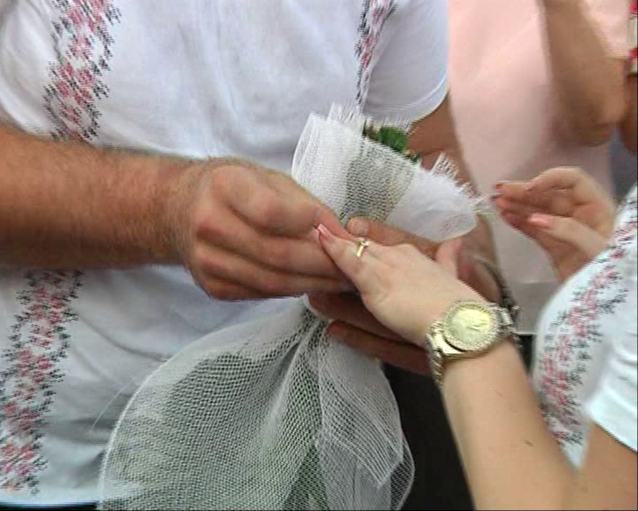 FOTO/VIDEO | Flashmob terminat cu o cerere în căsătorie! Gălățenii s-au prins în horă în Grădina Publică