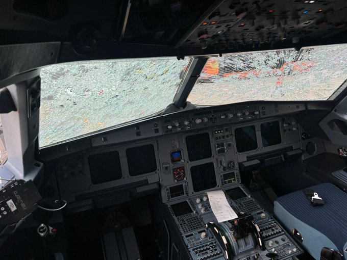 Avion Austrian Airlines, avariat după o furtună cu grindină. Cum a aterizat aeronava la Viena