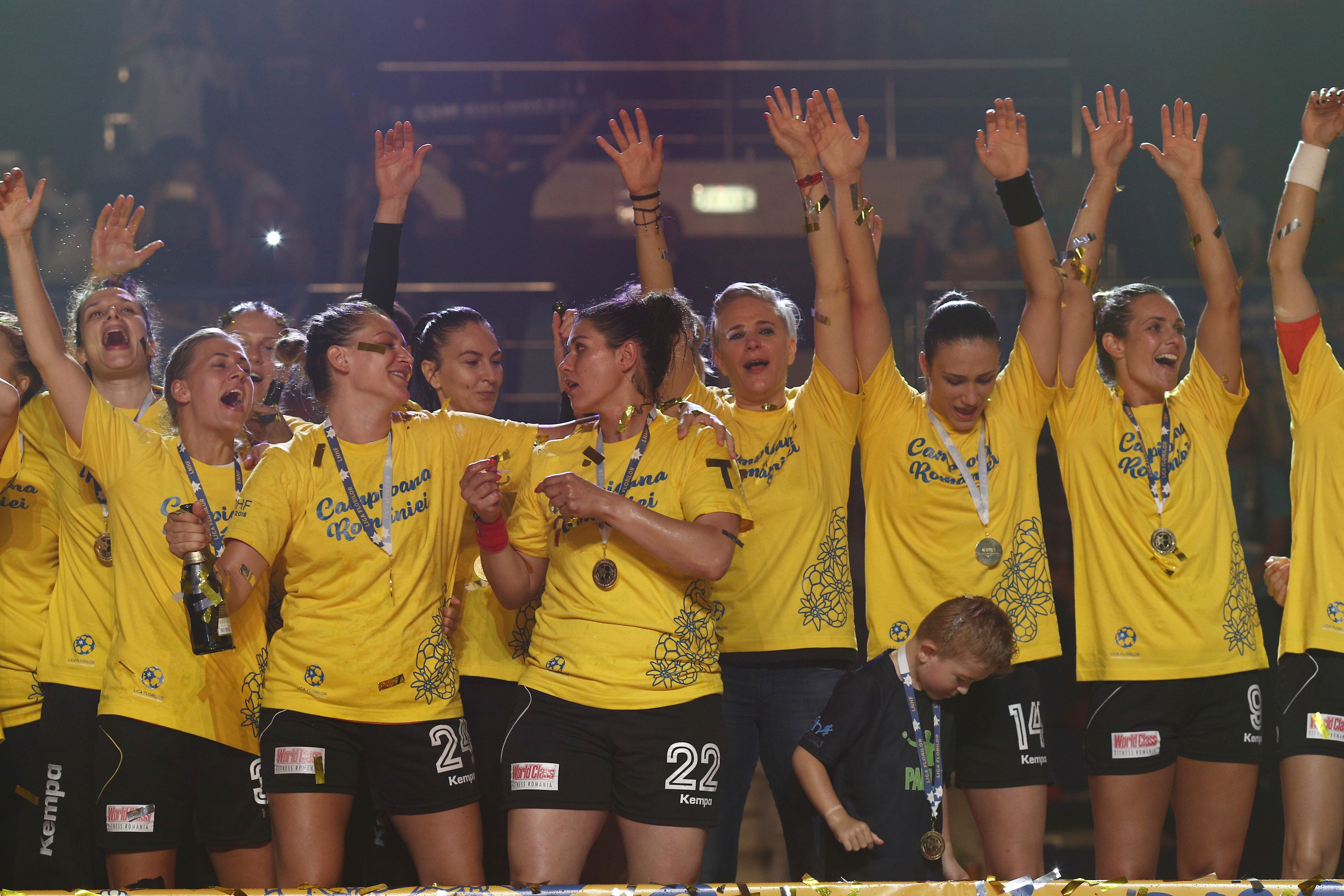 Petrecerea de titlu a handbalistelor CSM București. Au primit medaliile de campioane ale Ligii Naționale de handbal feminin