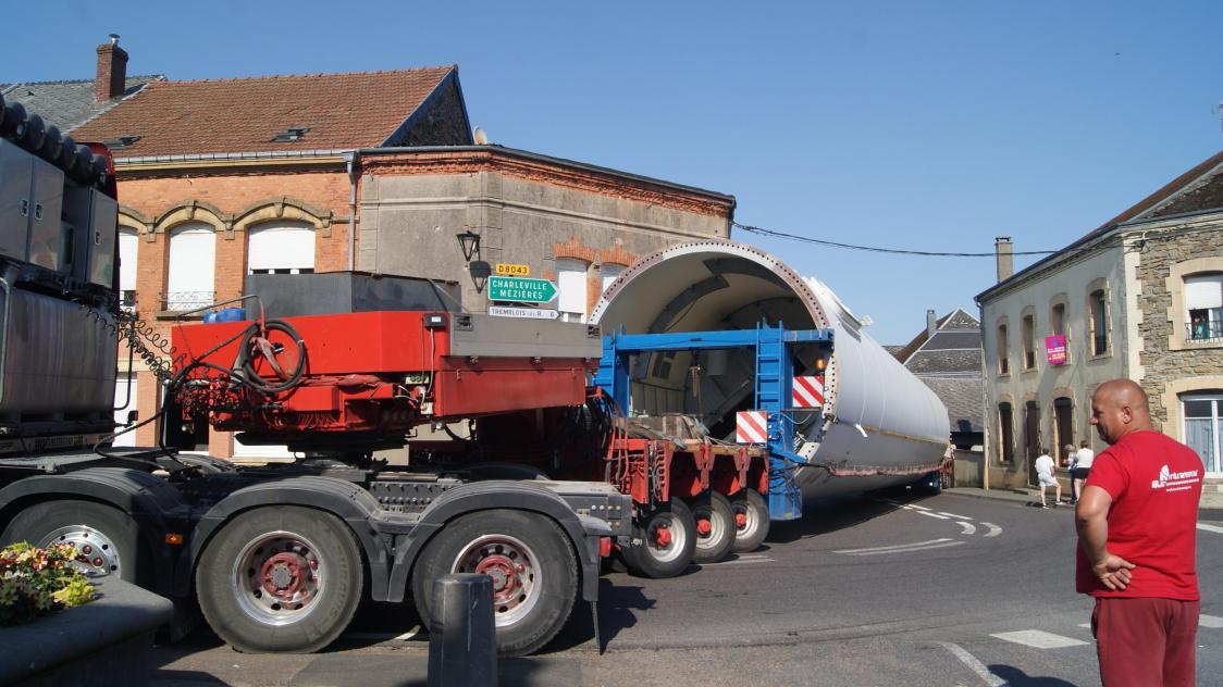 Un șofer român a blocat un sat din Franța, cu camionul convoi excepțional. Ca să treacă el, a fost demolată fântâna din centru