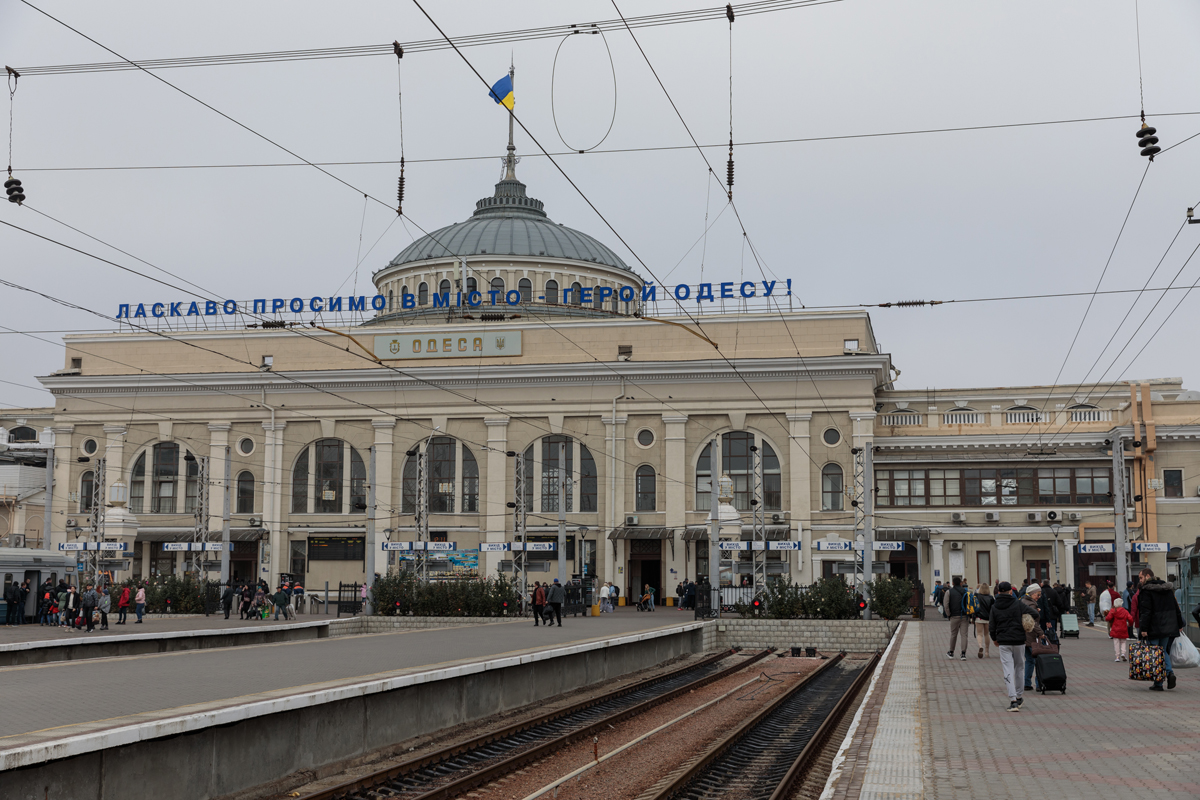 Însemnări din Odesa. Înainte de război, ghizii transportau turiștii cu mașini electrice. Astăzi, monumentele UNESCO sunt protejate în cutii antibombă