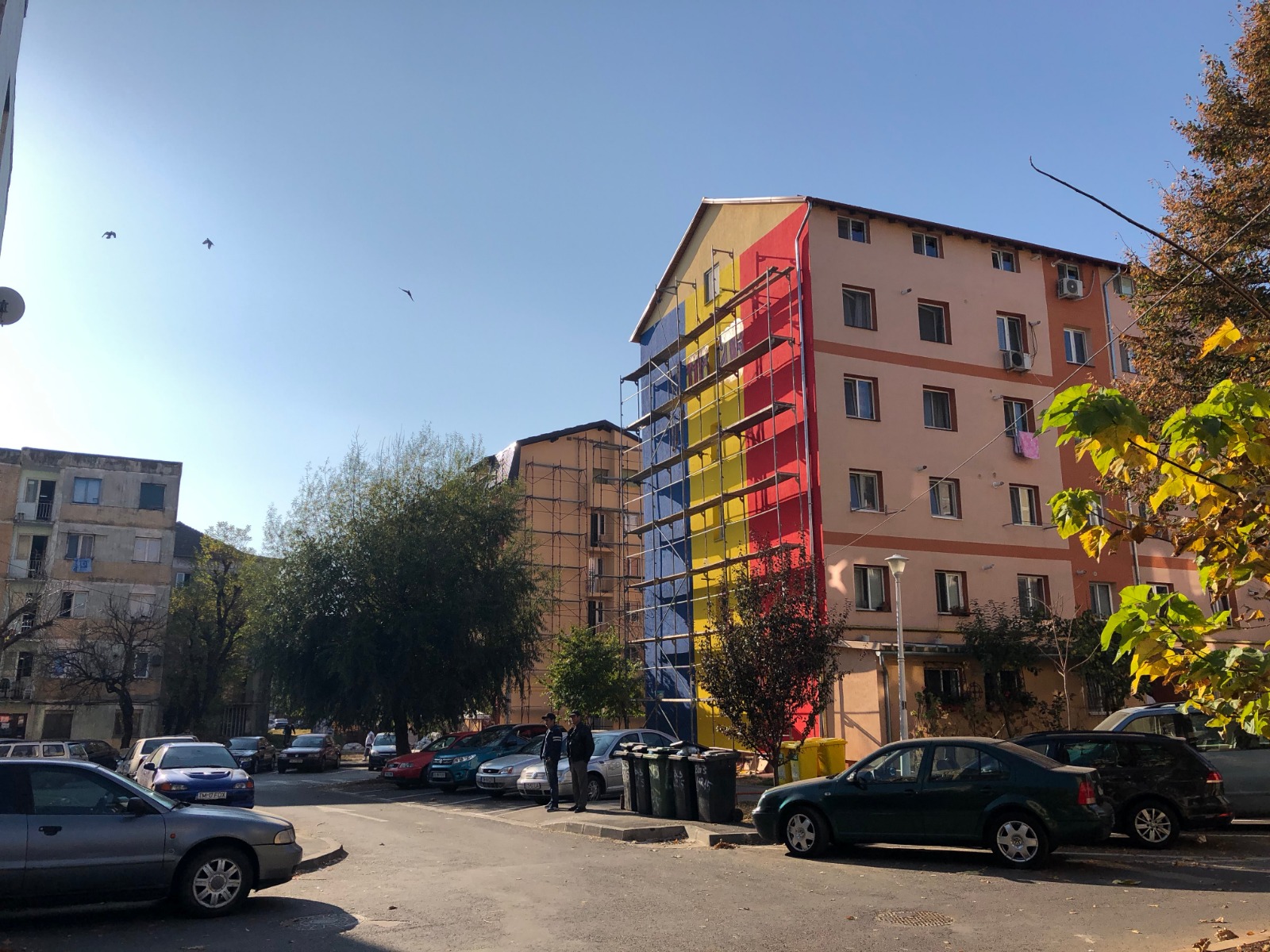 FOTO/ Gest de Centenar: Un bloc din Timișoara a fost vopsit în culorile drapelului României