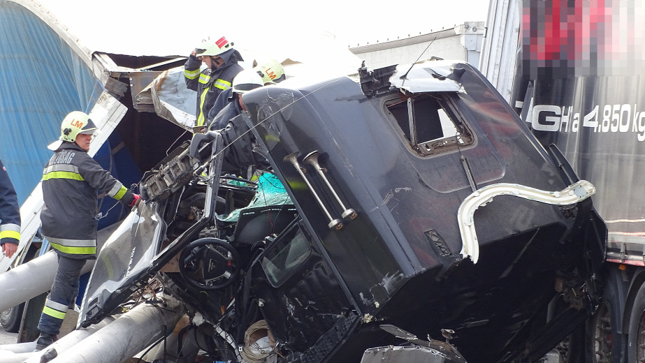 Șofer român de TIR ucis de stâlpii uriași de beton pe care-i transporta și care au smuls cabina de pe șasiu, pe o autostradă din Ungaria