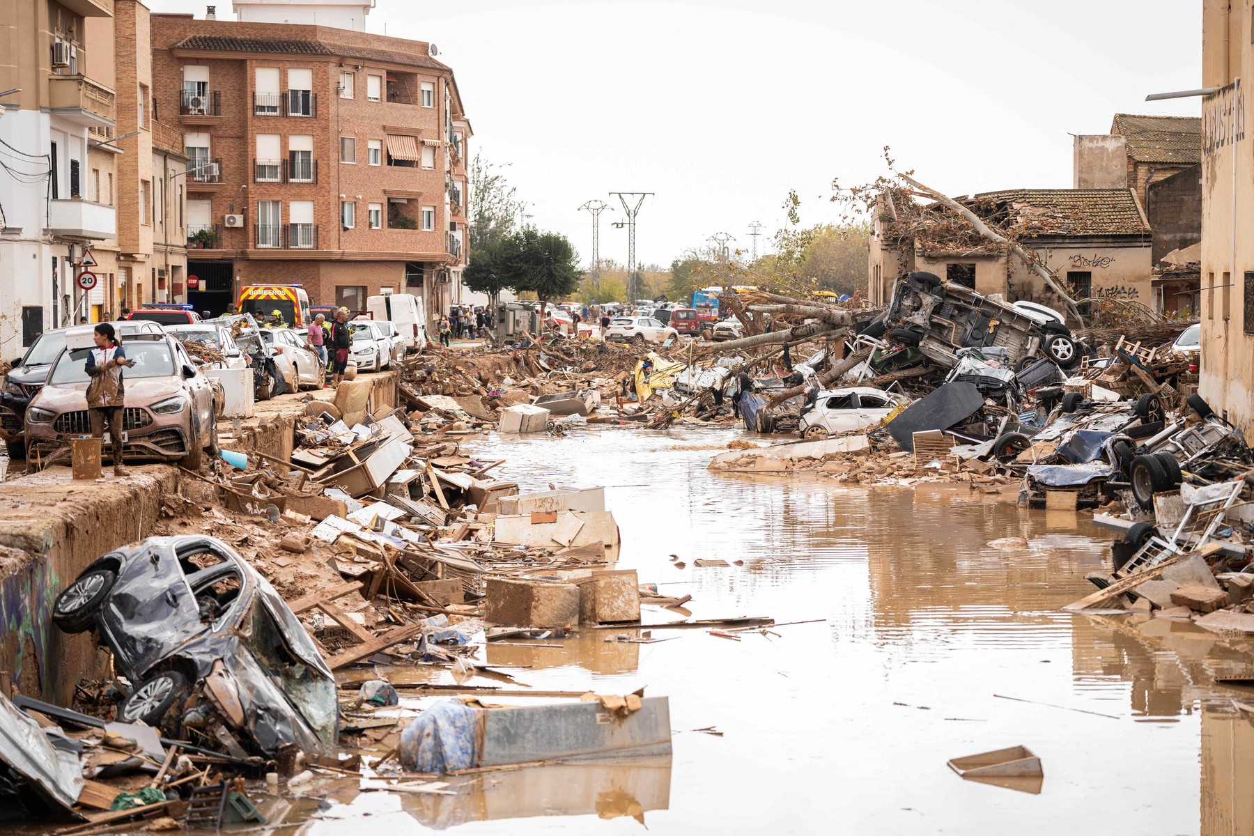 Oamenii din Valencia se simt abandonați de autorități după inundațiile provocate de furtuna DANA: „Strada era plină de mașini îngrămădite. Nu a venit nimeni" | VIDEO