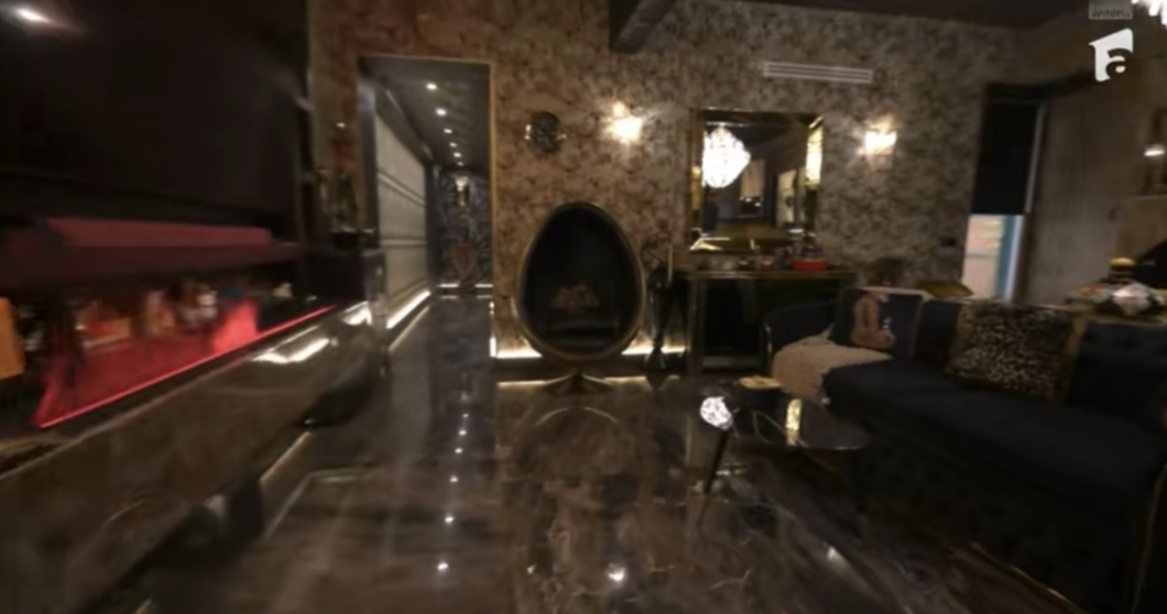 Imagini din casa Prințului Marco și a Biancăi Ghiurcă de la „Insula iubirii”. Ceas de perete Rolex, tapet Gucci și perne Hermès