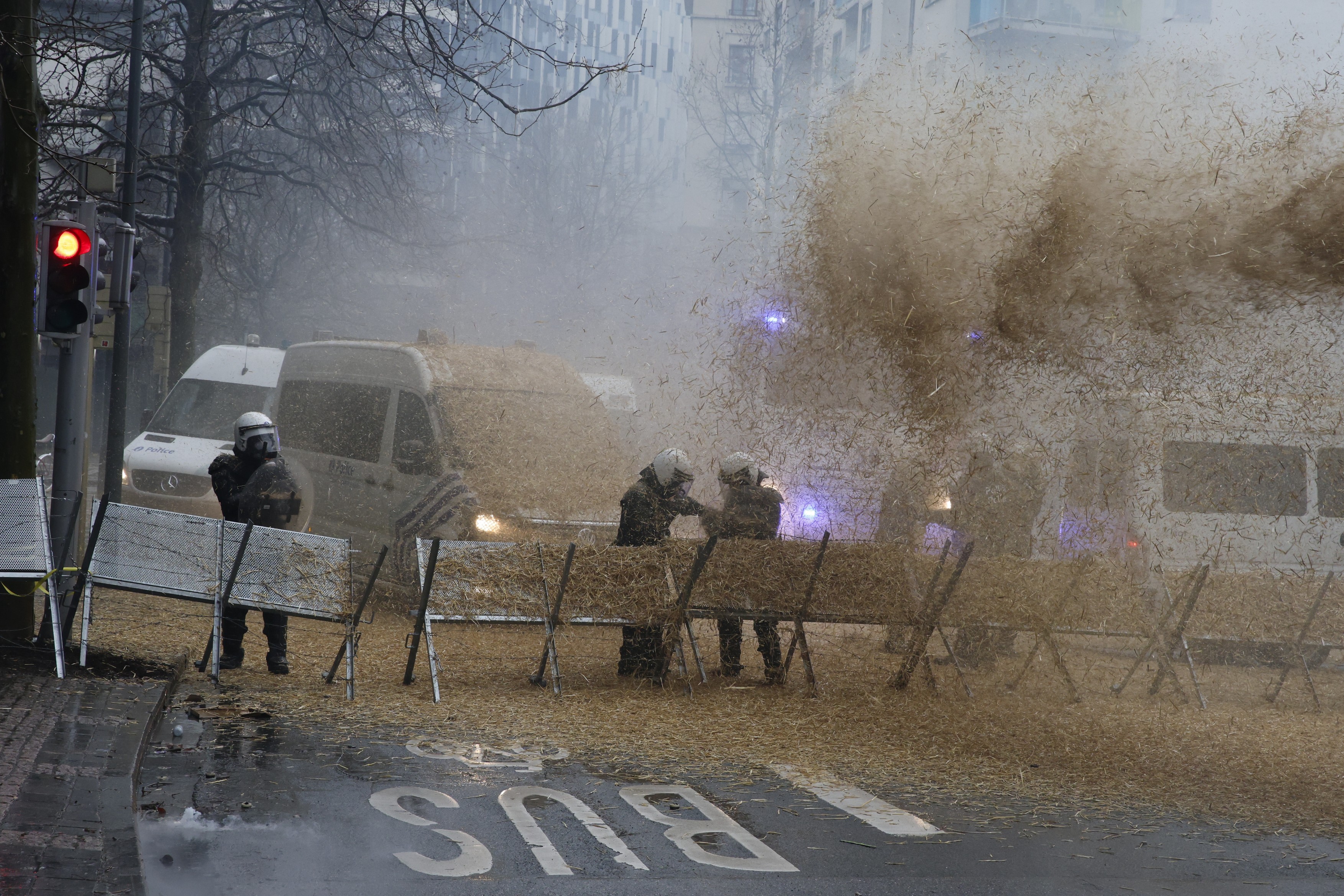Bruxelles-ul, asediat în ziua reuniunii miniștrilor Agriculturii. Fermierii au blocat orașul cu tractoare și au dat foc la anvelope. Polițiștii au intervenit cu tunuri cu apă  | VIDEO
