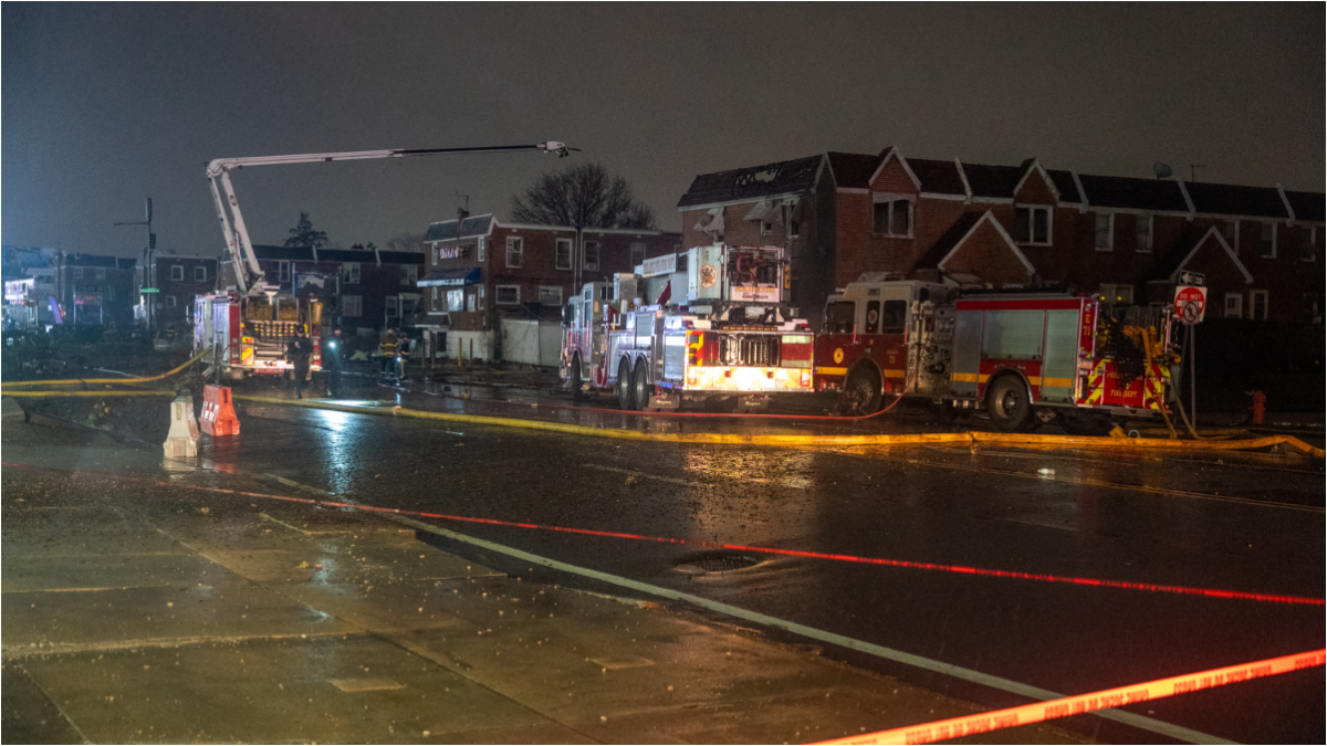 Un avion medical s-a prăbușit în Philadelphia și a incendiat mai multe case. Șase oameni, între care un copil pacient, se aflau la bord | VIDEO