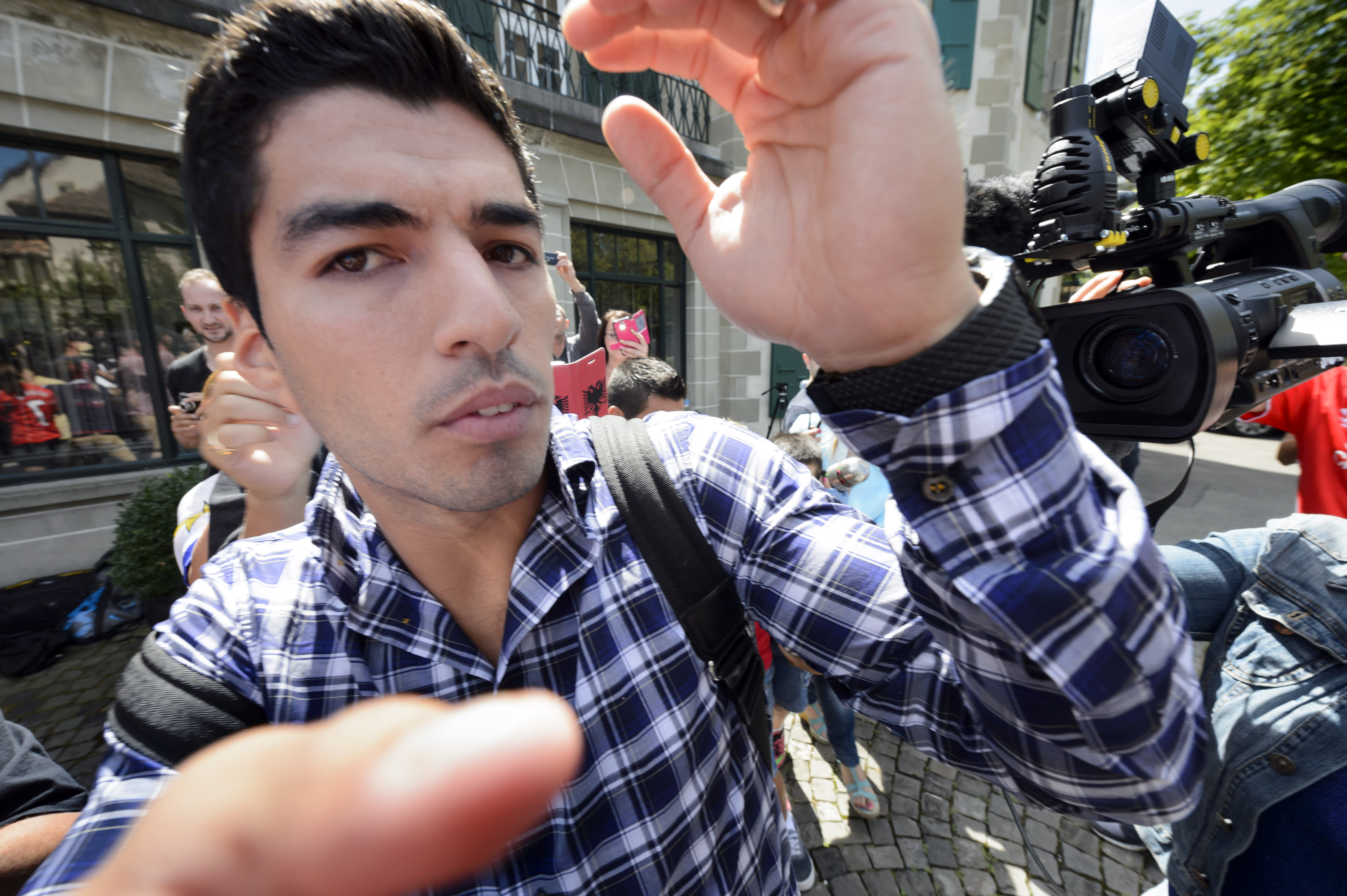 GALERIE FOTO / Luis Suarez provocat să muşte din nou, un fan i-a băgat mâna în gură