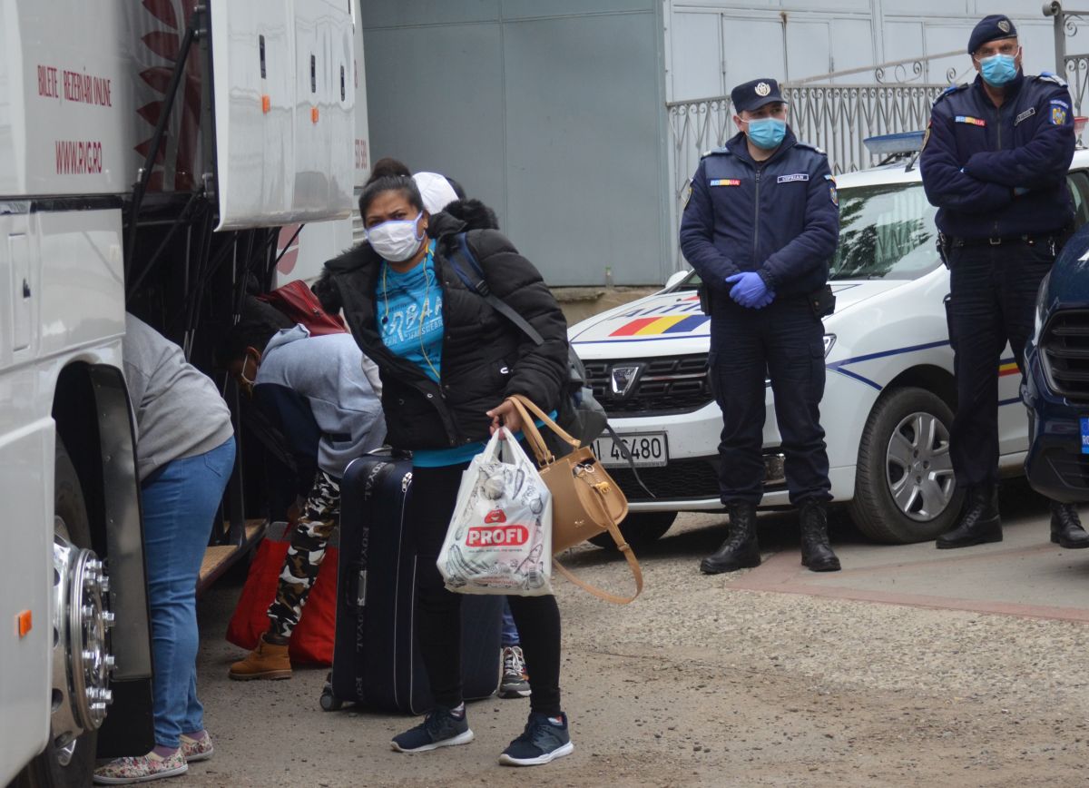 Saga umilinței. 36 de muncitori srilankezi, concediați de la o fabrică din Botoșani, au fost abandonați pe Otopeni, după ce au fost plimbați opt ore cu autocarul. „Nu-i treaba noastră că s-a închis aeroportul din Sri Lanka”