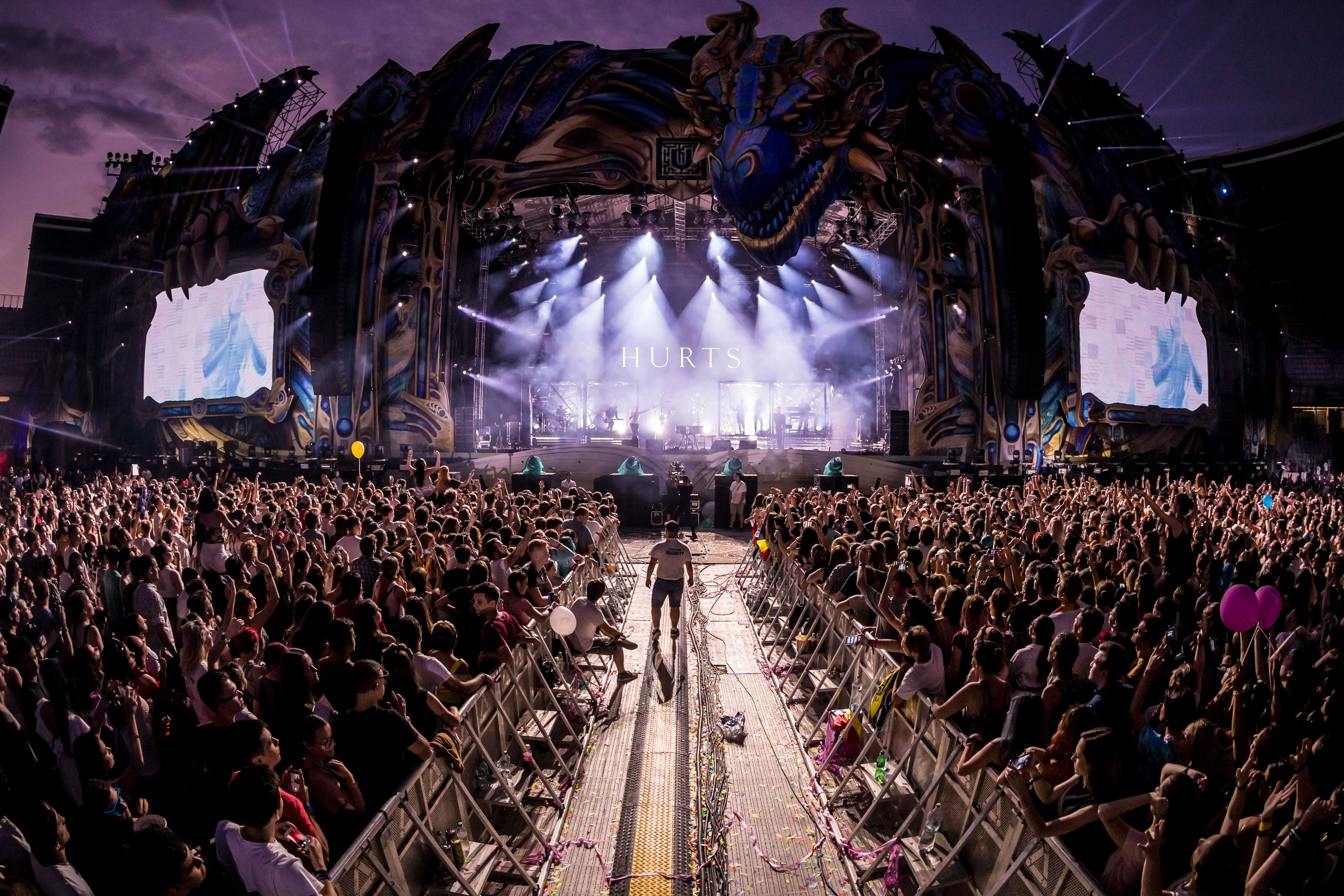 A treia zi la Untold 2017. Armin van Buuren a mixat până când a rămas fără curent
