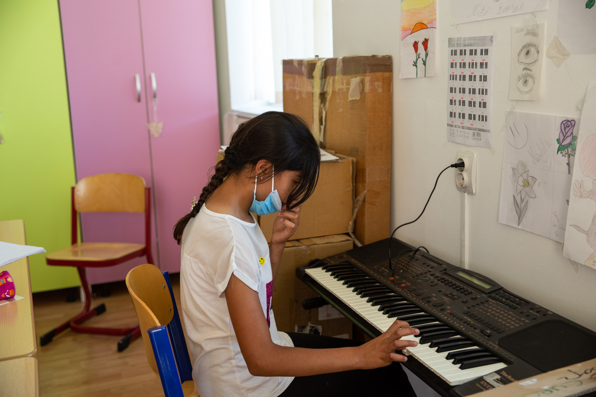 Într-un sat bântuit de sărăcie, un centru de zi le dă o șansă copiilor sărmani. „Nu poţi educa un copil flămând. Îi ungi o felie de pâine cu ceva şi apoi poți să-i umpli şi mintea cu matematică”