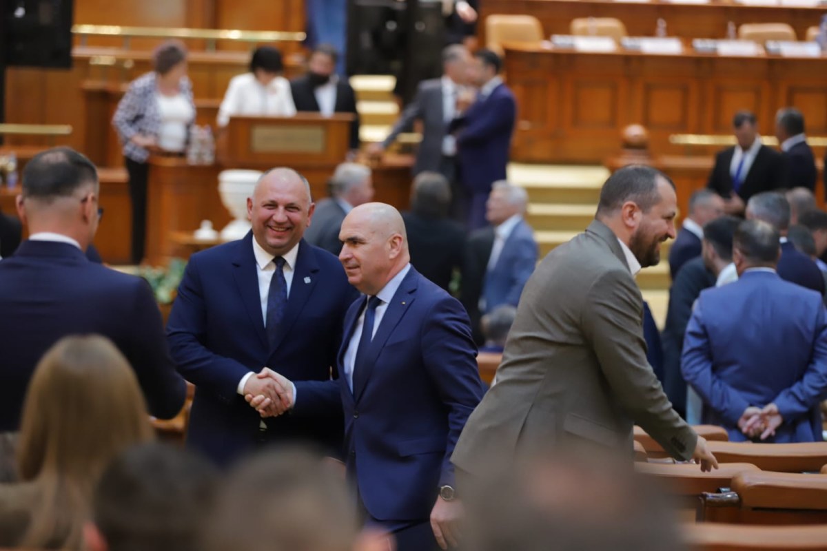 Toate cele patru moțiuni de cenzură depuse împotriva Guvernului Bolojan au fost respinse în Parlament. Ce urmează