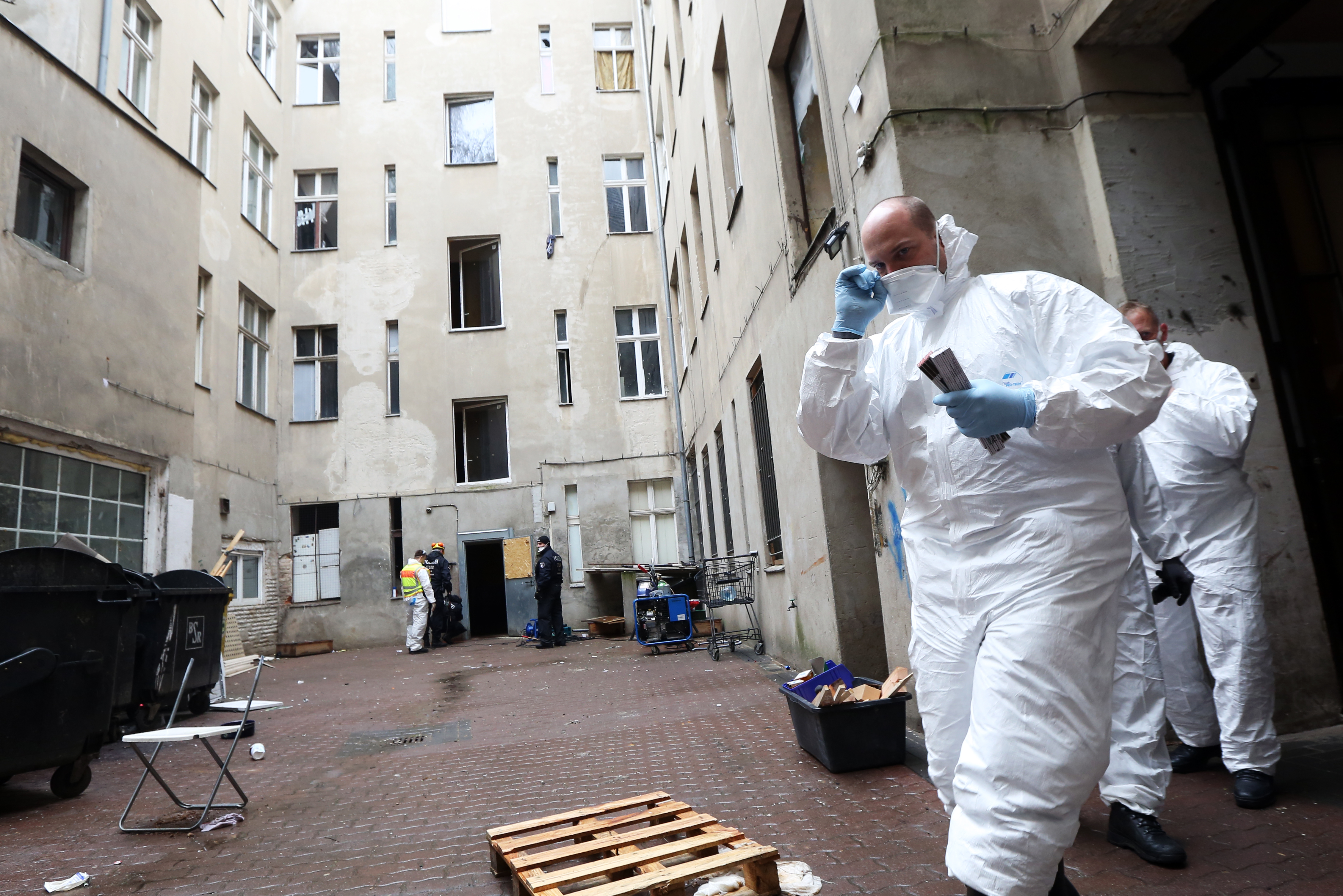 Zeci de români, evacuați dintr-o clădire din Berlin. Locul era focar de infecție
