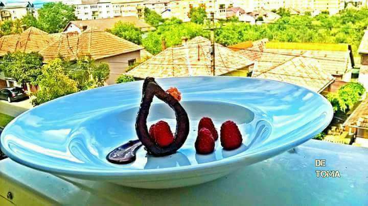 REPORTAJ/ Chef Cosmin Toma, bucătarul cu fantezie în bucătarie. Gătește mâncare ”porno” și desert în intestin de porc