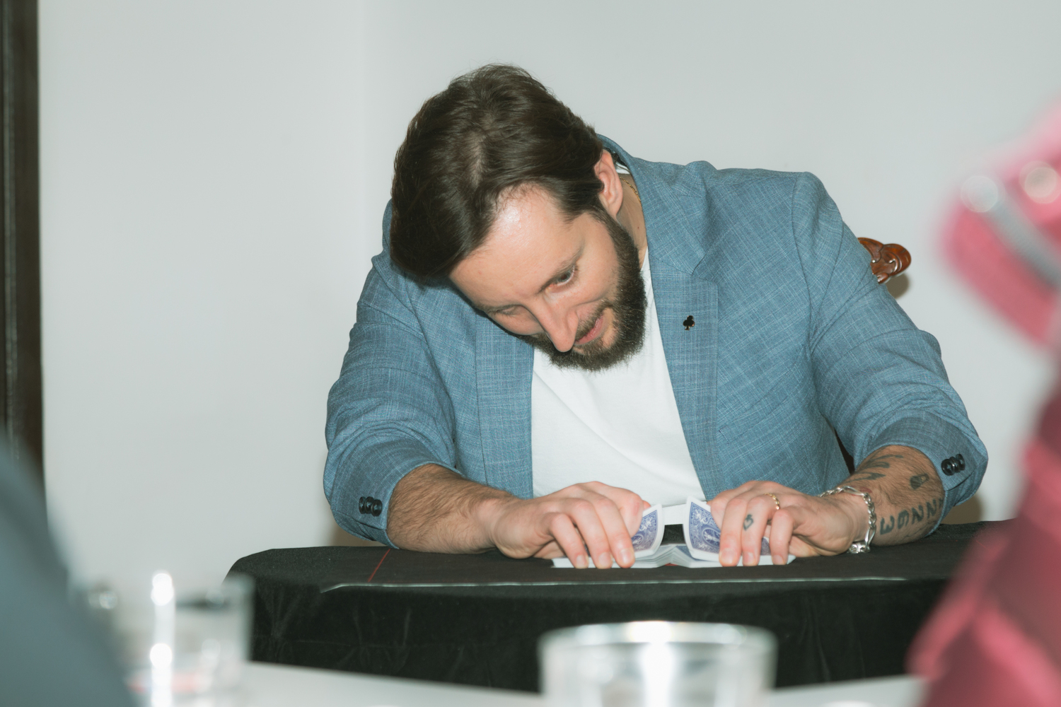 Andrei Gîrjob, tânărul care trăiește din magie și face un spectacol unic în România: „Se încheie cu tentativa de a depăși unul dintre recordurile lui David Copperfield”