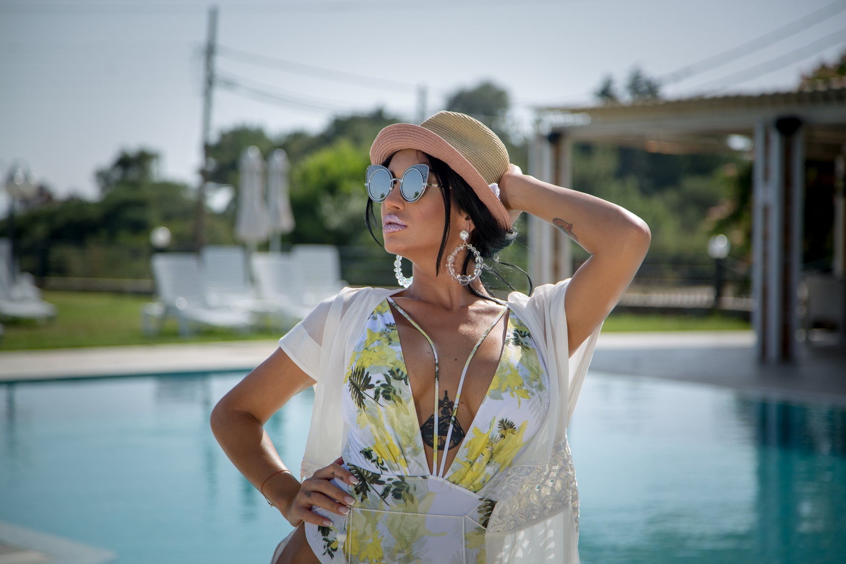 Margherita de la Clejani, într-un pictorial incendiar la piscină. Operațiile estetice au transformat-o total