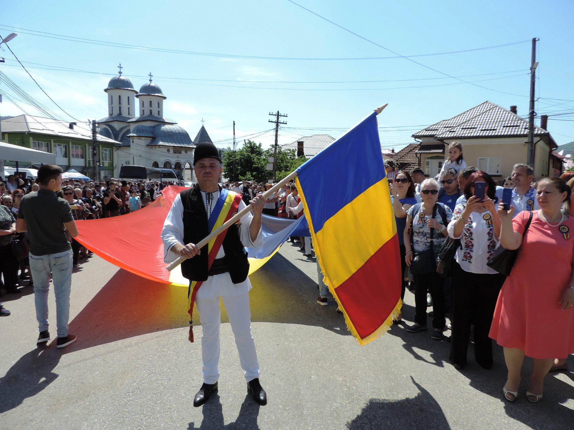 Sătenii din Corbi i-au făcut plângere primarului că le-a asfaltat o uliță în sat. Motivul incredibil pentru care au recurs la acest gest