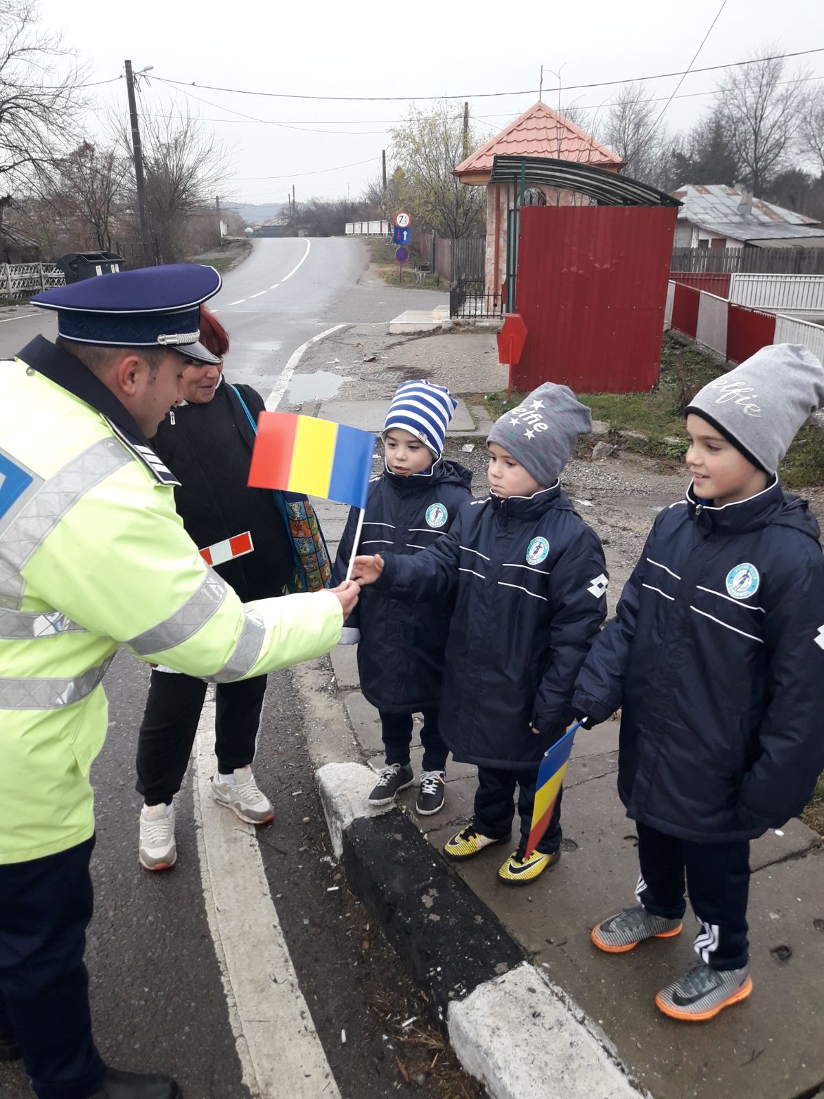 Polițiștii din Călugăreni au dat steaguri tricolore de Ziua Națională șoferilor și copiilor