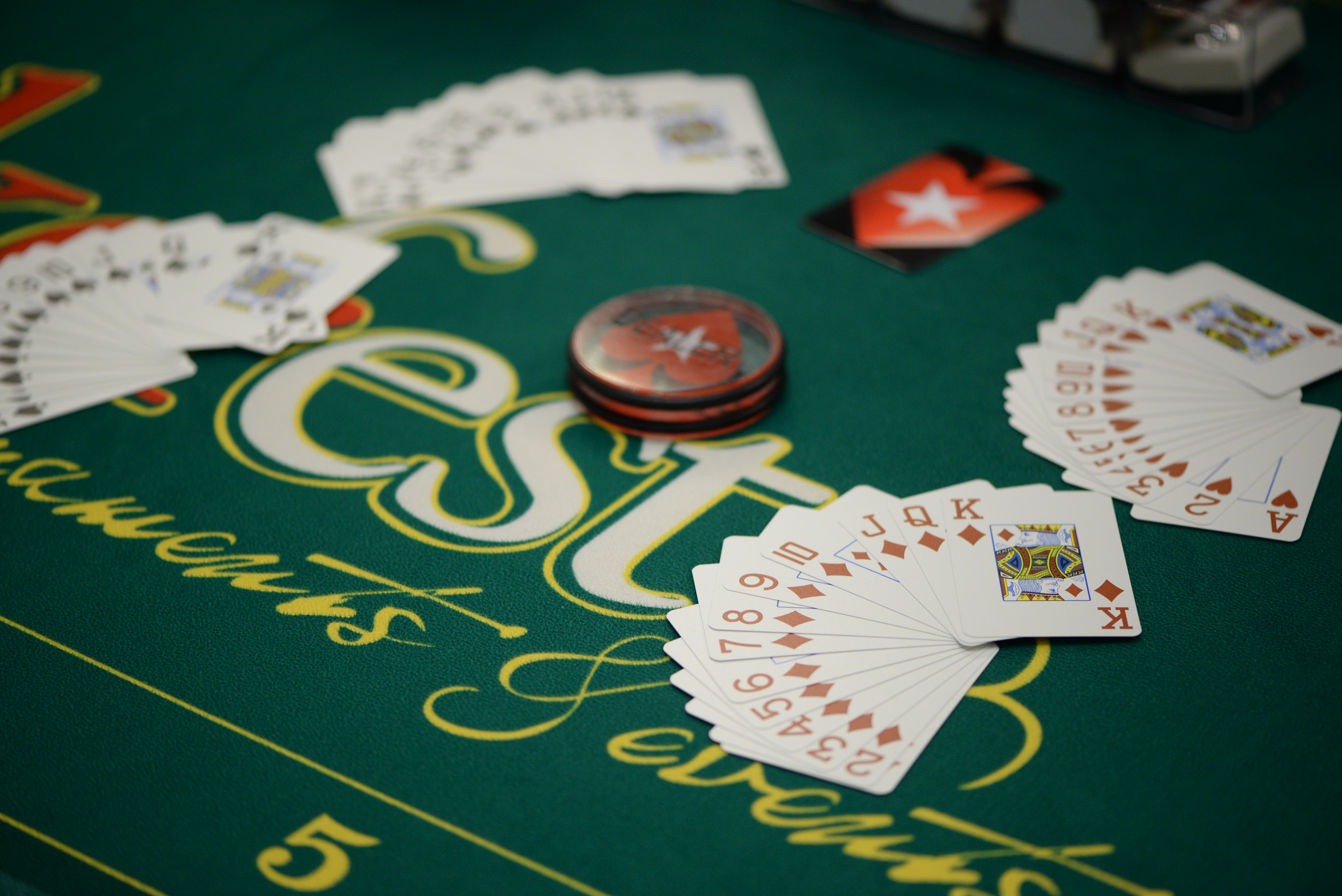 2.000 de români trăiesc din poker. Stau câte 10-12 ore la laptop și produc până la 10.000 de euro pe lună / GALERIE FOTO