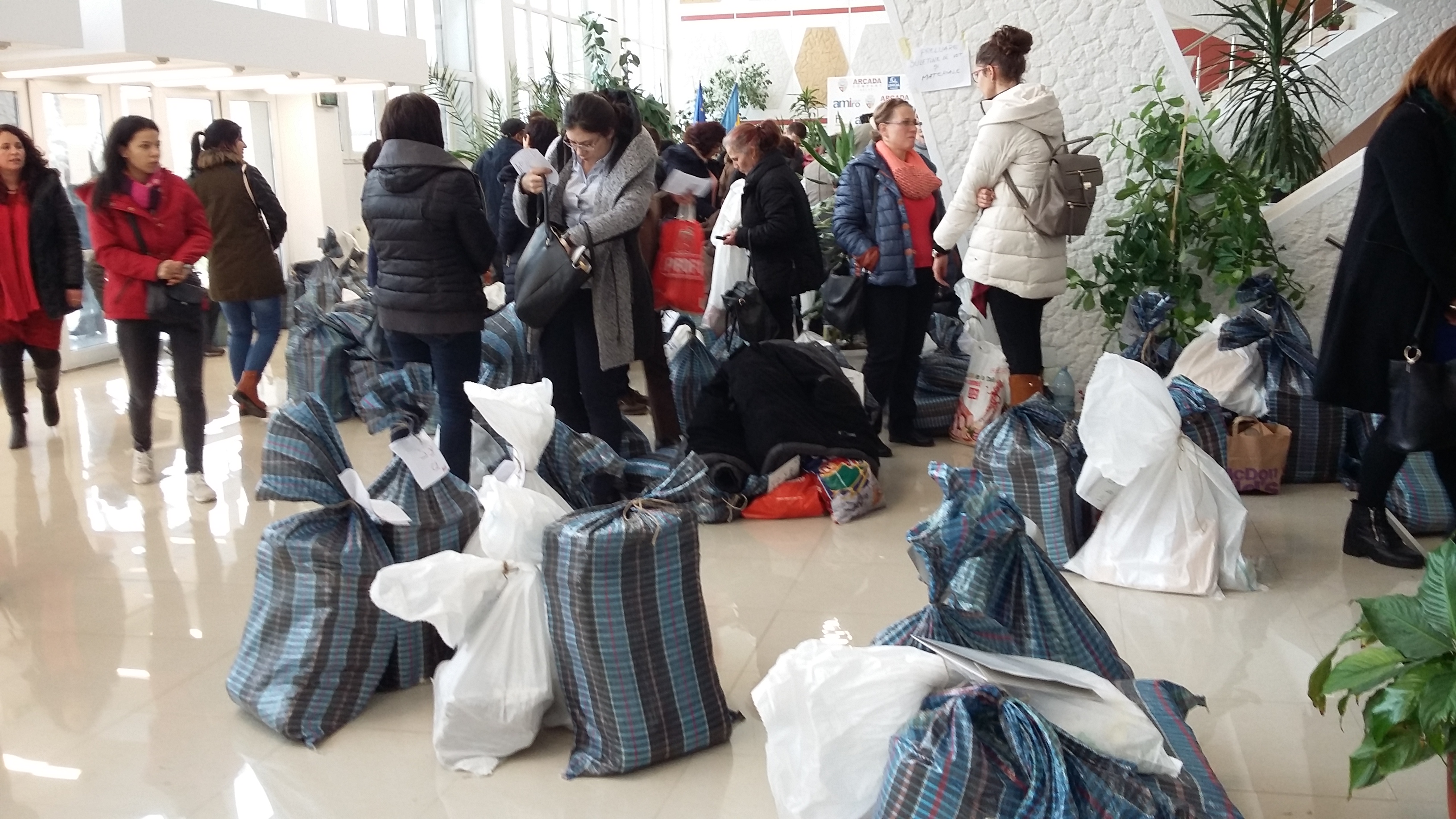 Alegeri parlamentare 2016: dorm pe sacii cu buletinele de vot! Stau la coadă să predea procesele verbale GALERIE FOTO