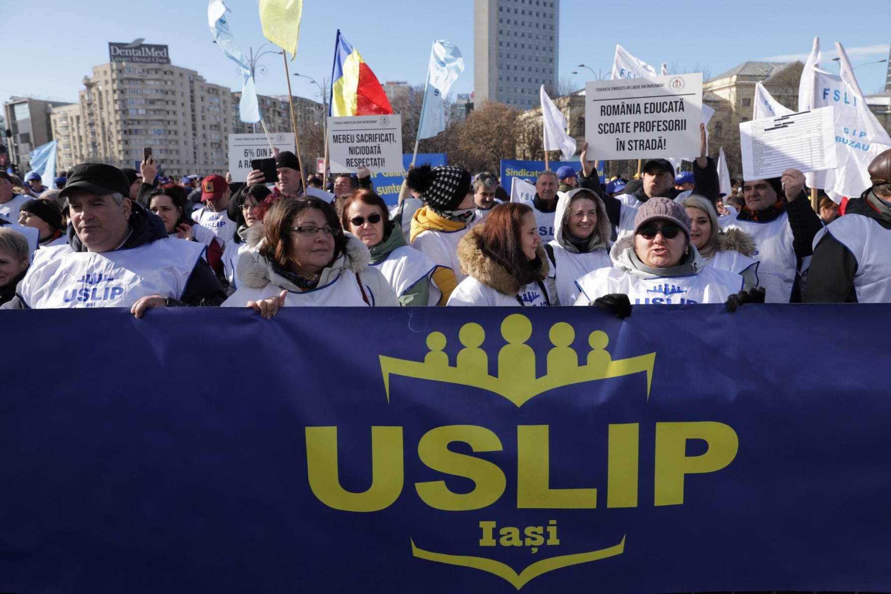 Federaţiile din Educaţie au ieșit în stradă și au protestat în fața Guvernului: „Mereu sacrificați, niciodată respectați. Vrem salarii decente”