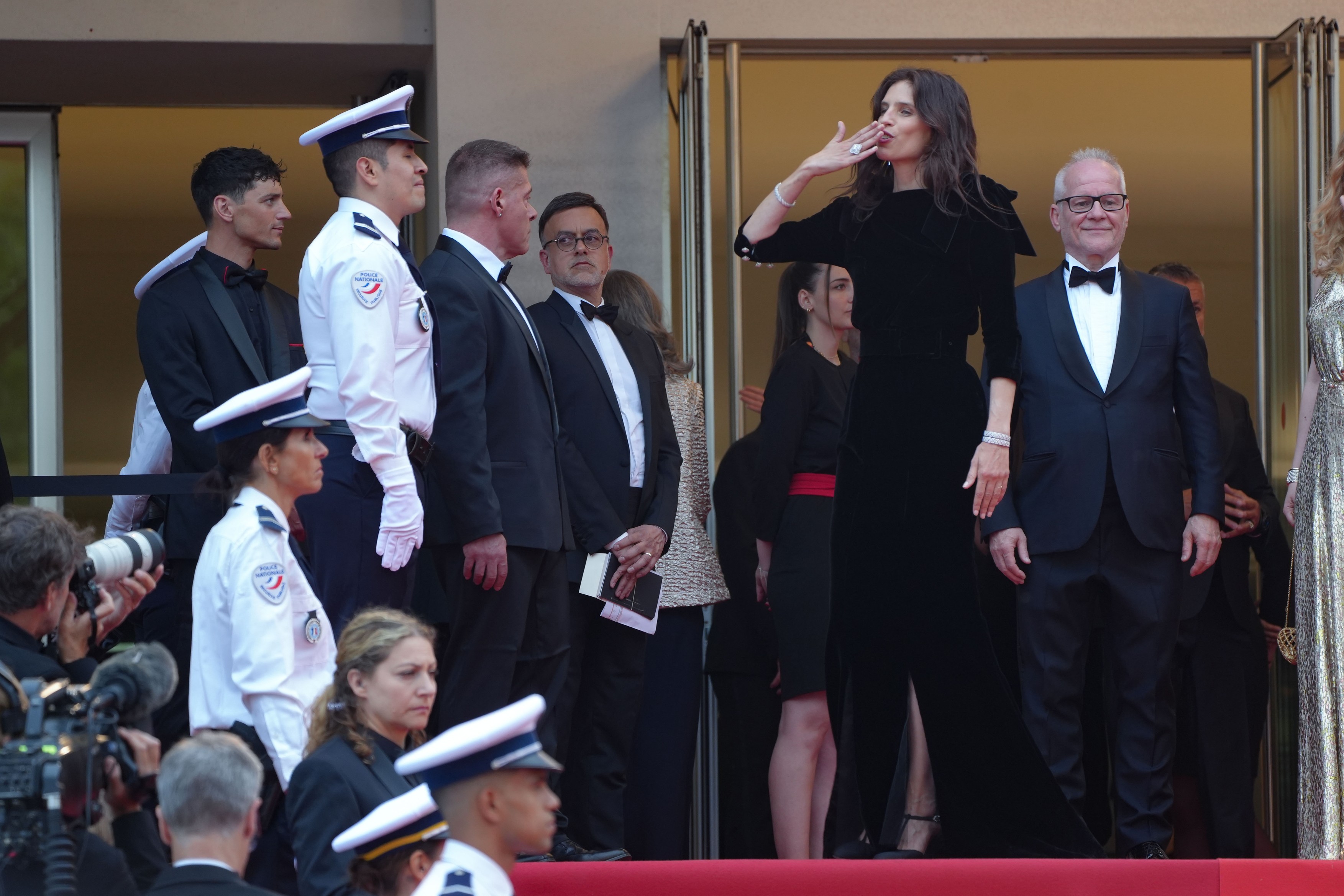 Corespondență de la Cannes: Emoționată de poemul despre Ucraina rostit pe scenă, Catherine Deneuve a uitat să deschidă festivalul 