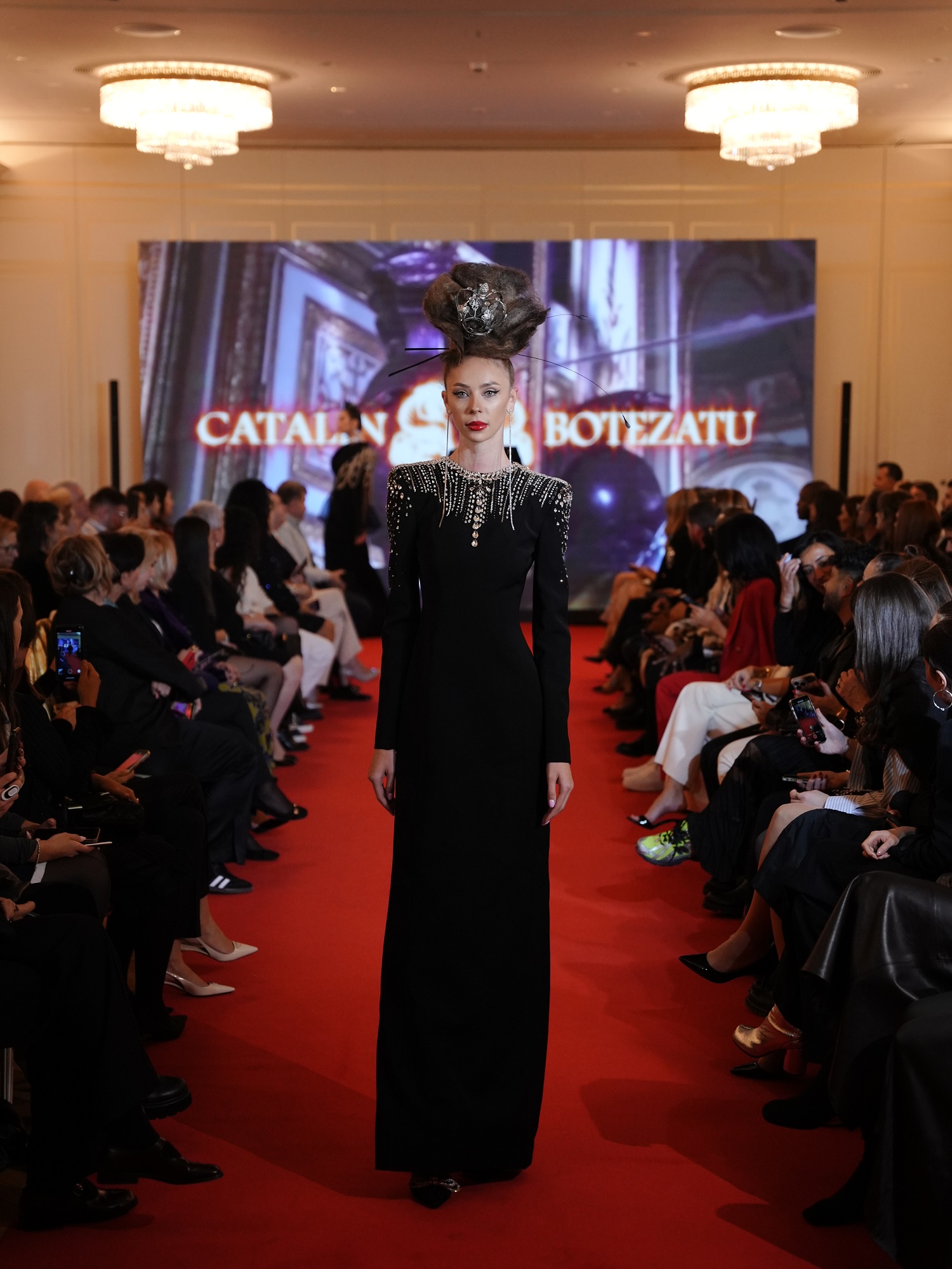 Cătălin Botezatu, aplaudat la Paris Fashion Week 2024. Și-a prezentat noua colecție haute-couture la Hotelul Ritz