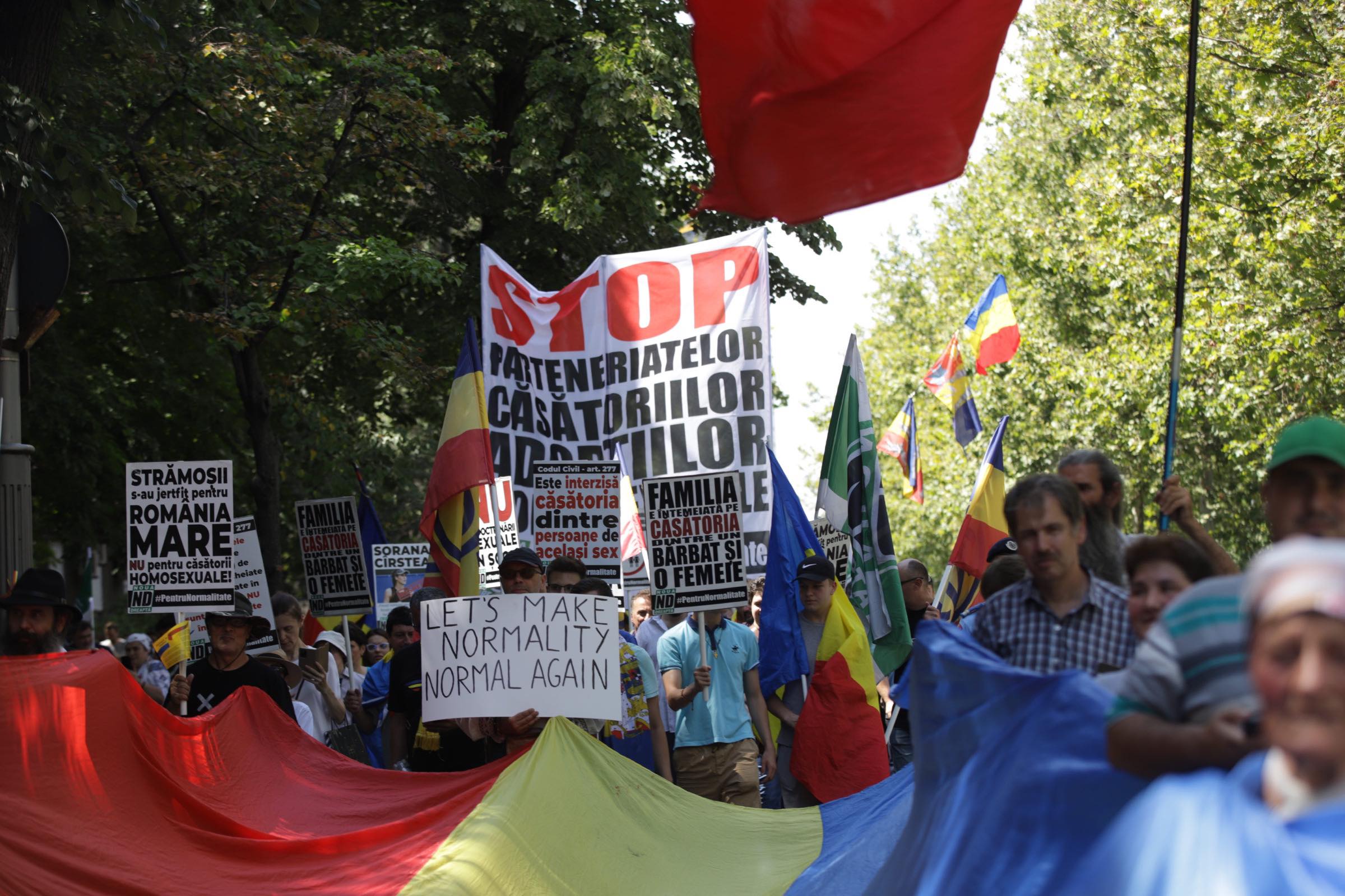 Aproape 25.000 de oameni au participat la Bucharest Pride, la câteva ore după ce 150 de persoane au luat parte la „Marșul normalității”