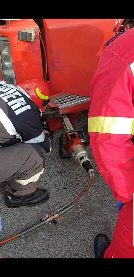 Șofer prins sub TIR-ul pe care îl repara, într-o parcare din Hunedoara. Operațiunea de salvare a fost una dificilă (FOTO)